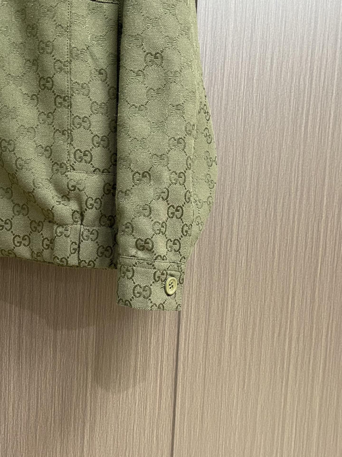 “888Gucci 2025FW Early Autumn Collection: Indelible Long-Sleeved Jackets in Camel and Dark Brown Canvas” - 图片 7