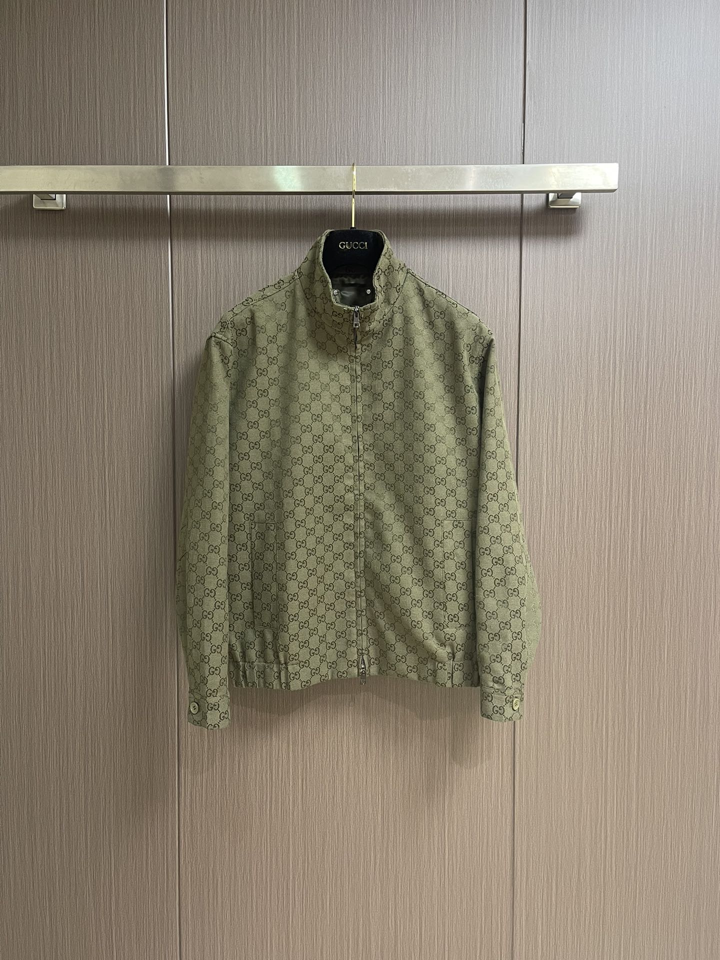 “888Gucci 2025FW Early Autumn Collection: Indelible Long-Sleeved Jackets in Camel and Dark Brown Canvas” - 图片 1
