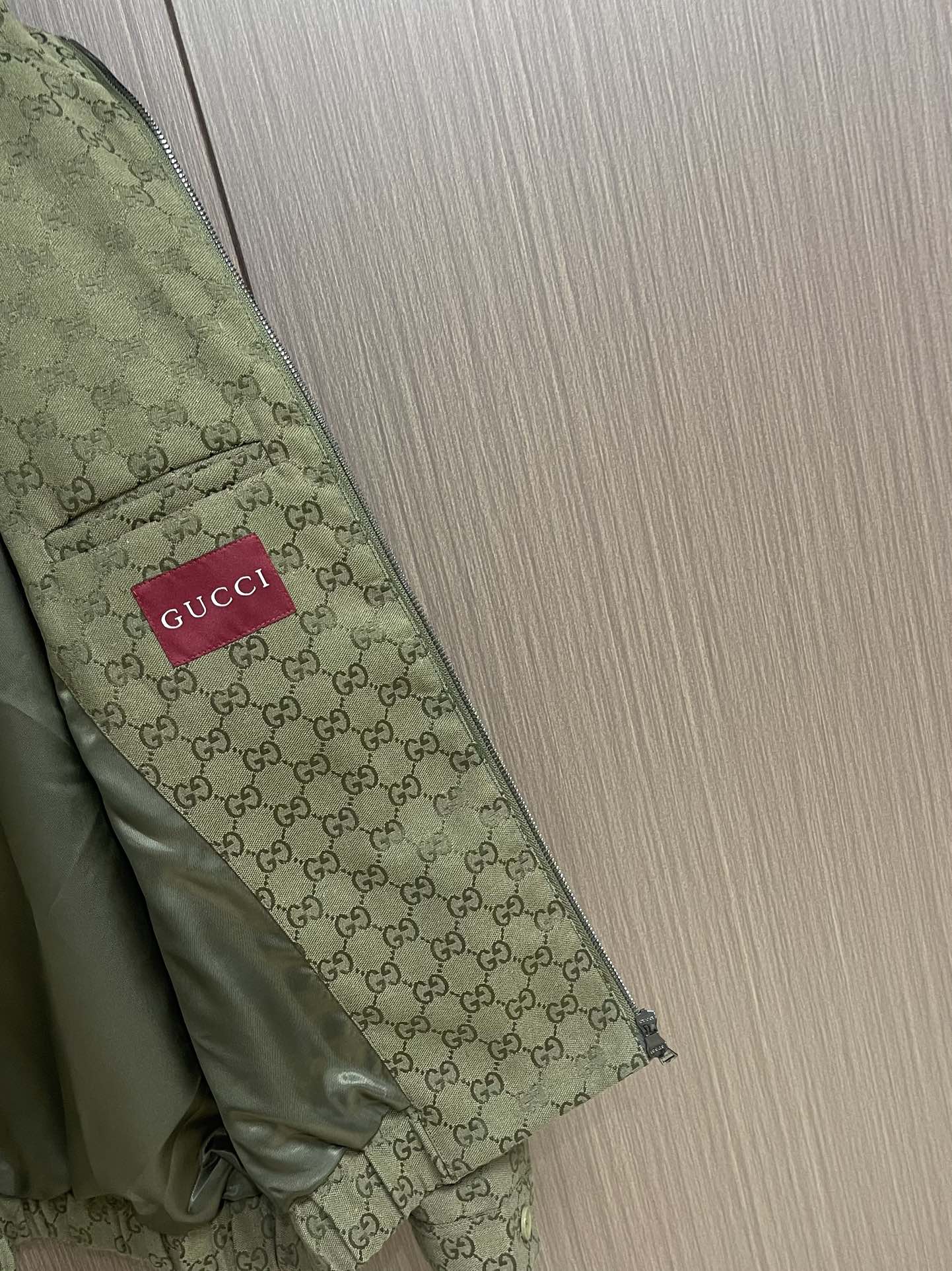 “888Gucci 2025FW Early Autumn Collection: Indelible Long-Sleeved Jackets in Camel and Dark Brown Canvas” - 图片 9