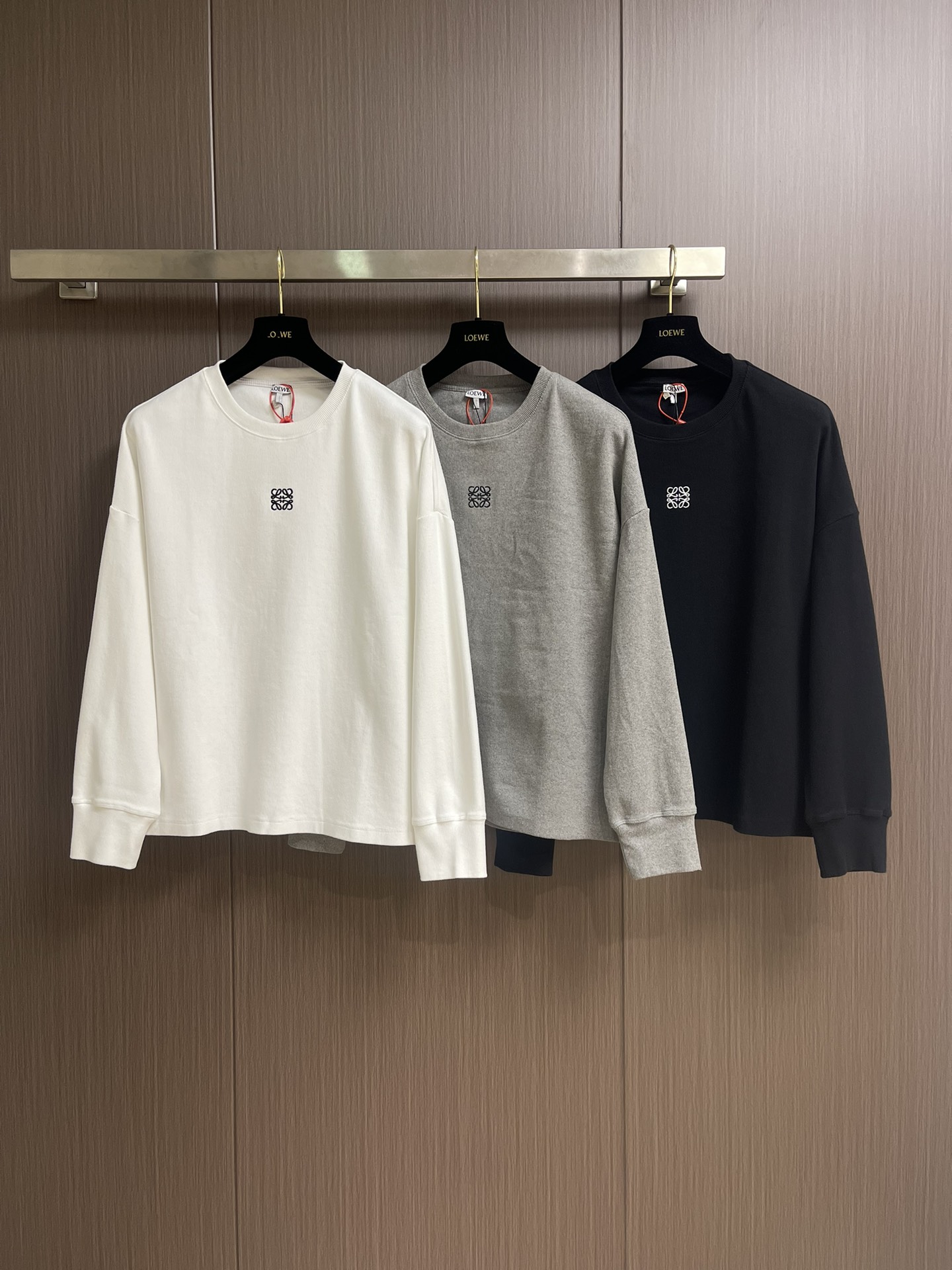 “Customized Loewe Anagram Embroidered Long-Sleeved T-Shirts: Premium Quality and Perfect Fit in S-XL Sizes” - 图片 3