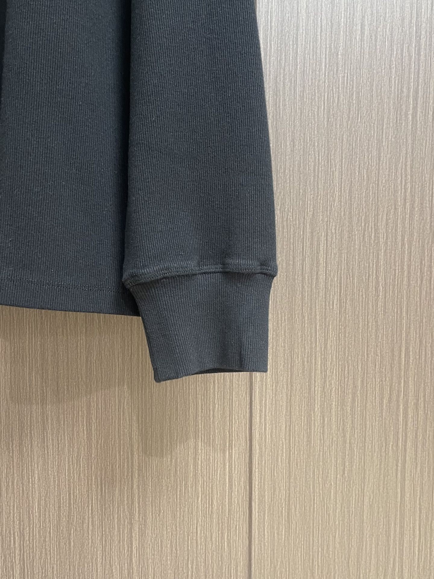 “Customized Loewe Anagram Embroidered Long-Sleeved T-Shirts: Premium Quality and Perfect Fit in S-XL Sizes” - 图片 7