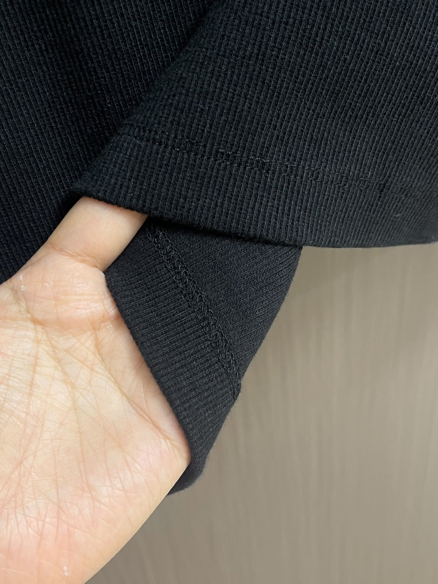 “Customized Loewe Anagram Embroidered Long-Sleeved T-Shirts: Premium Quality and Perfect Fit in S-XL Sizes” - 图片 8