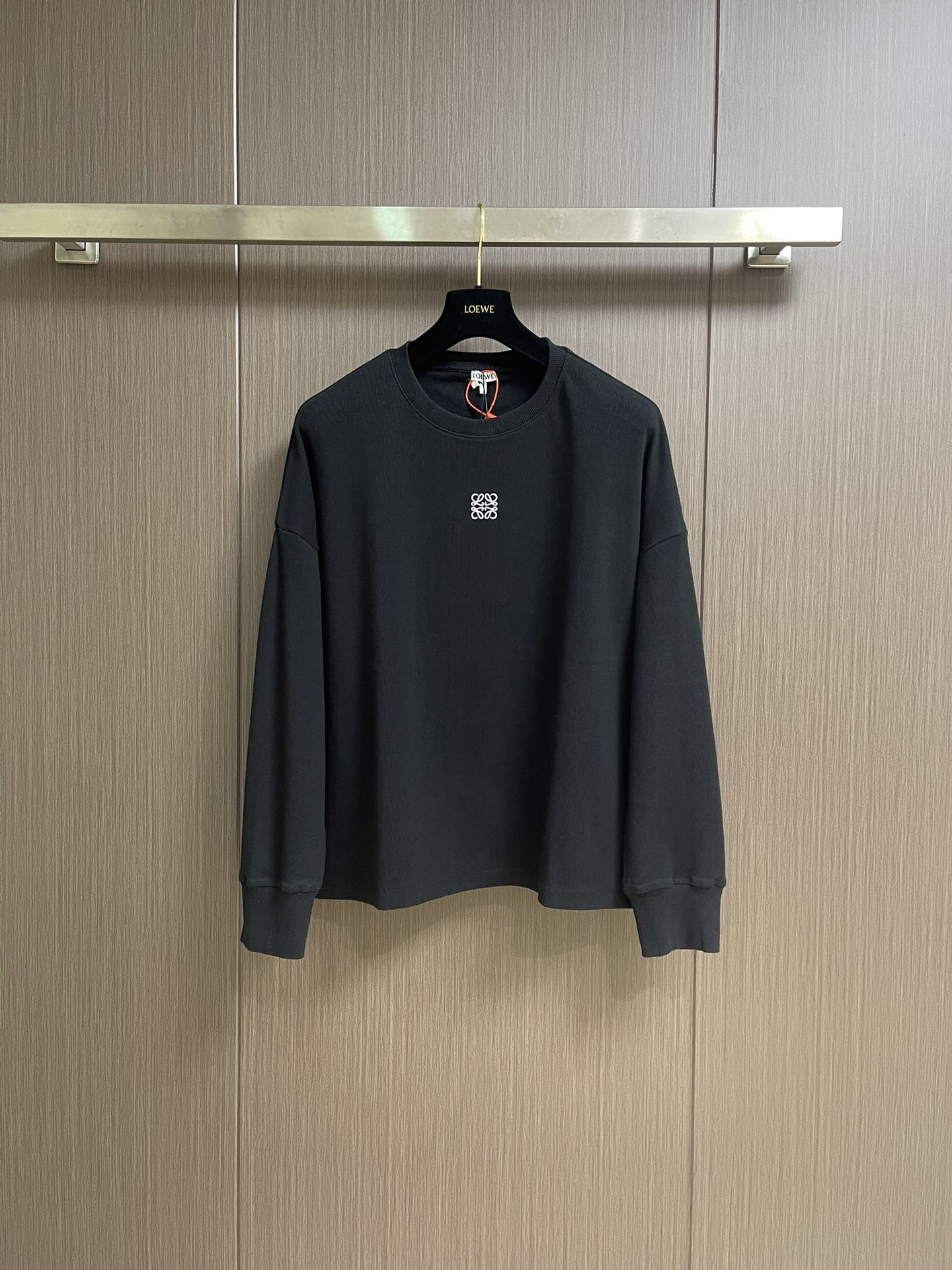 NO:502701,Loewe Anagram embroidered long-sleeved T-shirt, customized densely woven cotton ribbed cotton, the iconic Loewe Anagram embroidery mark is embroidered on the chest, condensing the essence of the brand with a minimalist shape, neatly tailored to fit the body curves without excessive color stacking. The imported machine embroidery technology is used, and advanced computer control systems and precise mechanical components are used to realize Loewe Anagram embroidery operation. Size S-XL,,loewe,tees, t-shirt,alexander wang19860909Loewe Anagram 刺绣长袖T恤,定制密织绵纹罗纹棉粹,标志性Loewe Anagram刺绣印记点缀于胸前,以极简之形凝聚品牌精髓,利落剪裁贴合身体曲线,没有过多的色彩堆砌.采用进口机刺绣工艺,使用先进的计算机控制系统和精密的机械部件,实现Loewe Anagram刺绣作业.尺码S-XL,,loewe,tees，t-shirt,alexander wang,Men's clothing