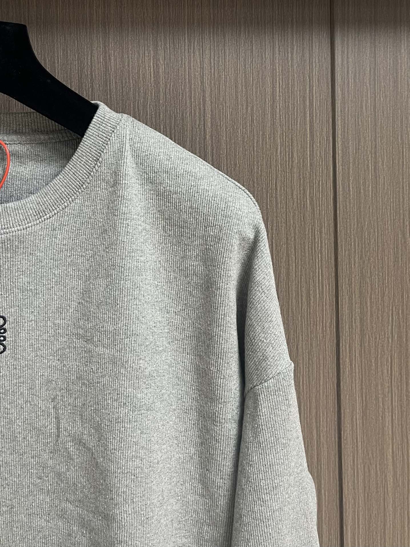 “Customized Loewe Anagram Embroidered Long-Sleeved T-Shirts | Brand Essence | S-XL Sizes” - 图片 4