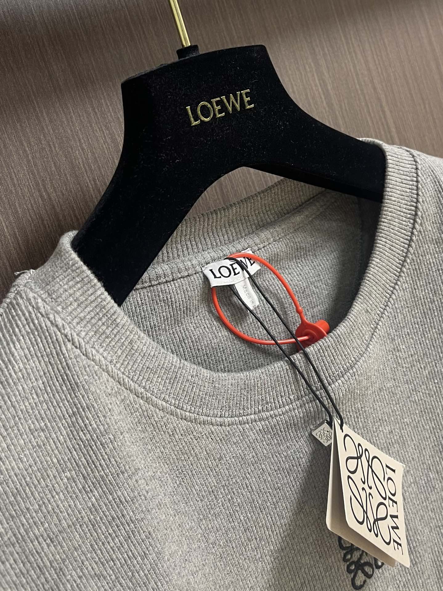 “Customized Loewe Anagram Embroidered Long-Sleeved T-Shirts | Brand Essence | S-XL Sizes” - 图片 6