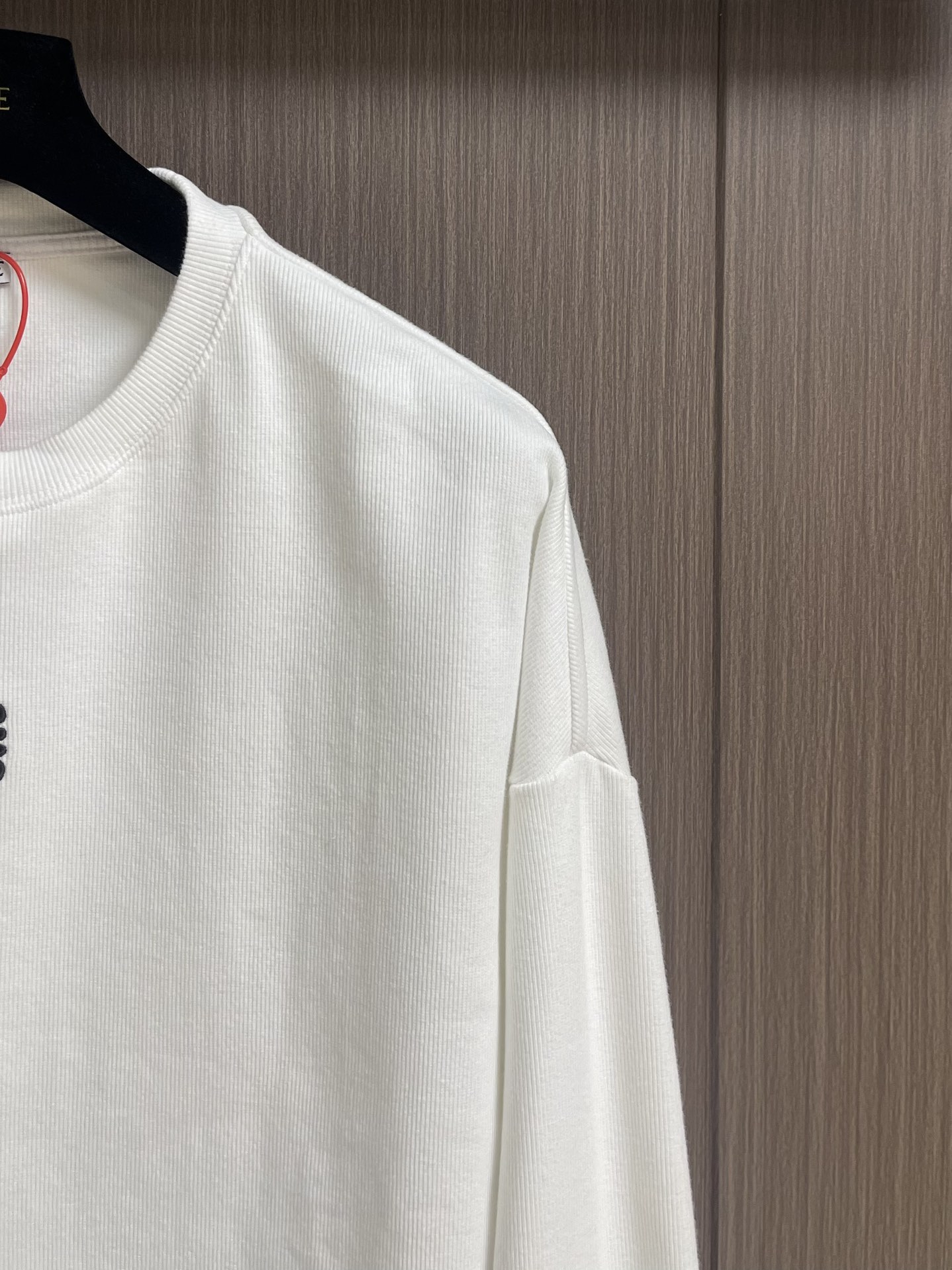 “Customized Loewe Anagram Embroidered Long-Sleeved T-Shirts with Advanced Embroidery Technology” - 图片 4