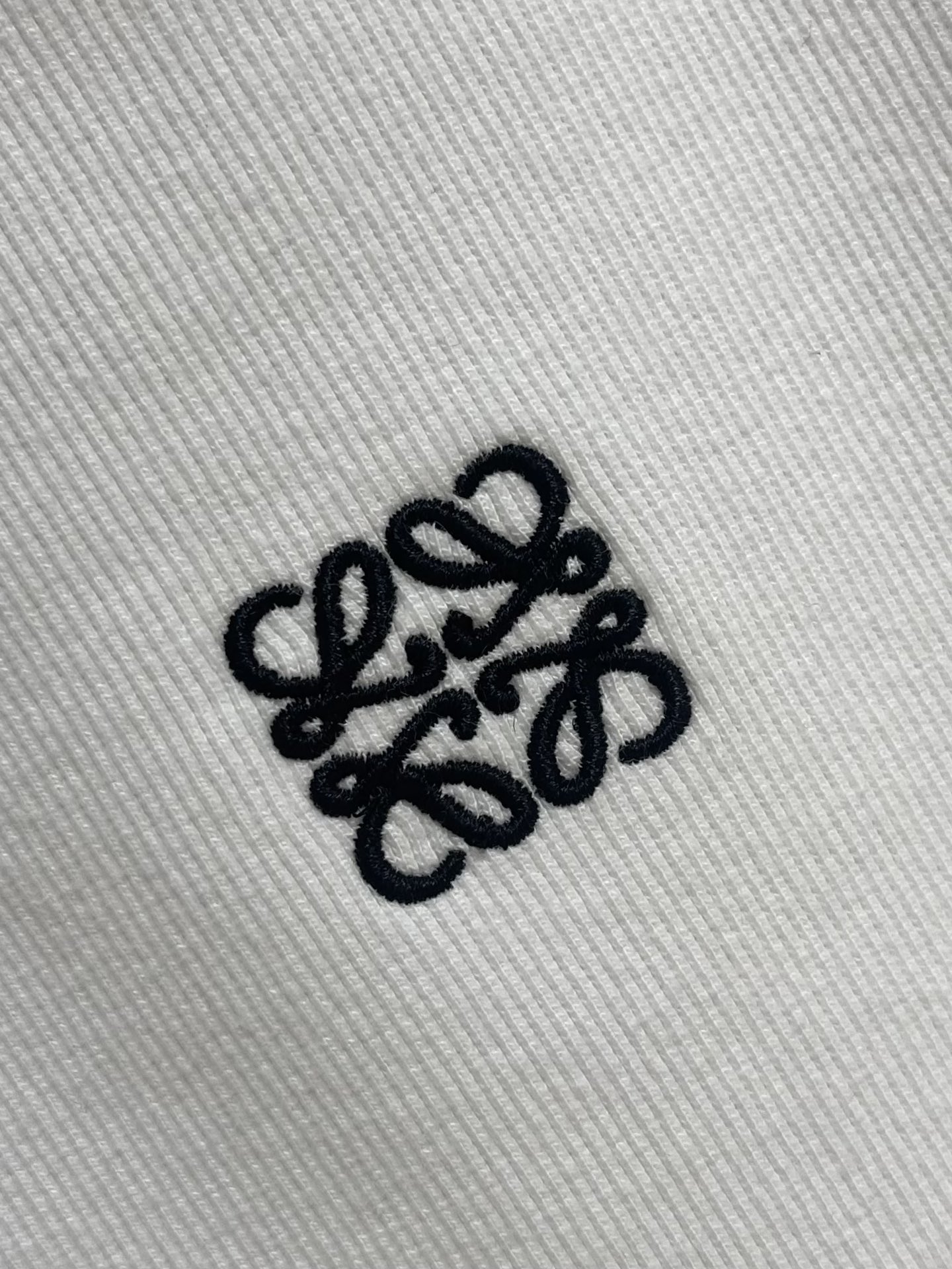 “Customized Loewe Anagram Embroidered Long-Sleeved T-Shirts with Advanced Embroidery Technology” - 图片 5