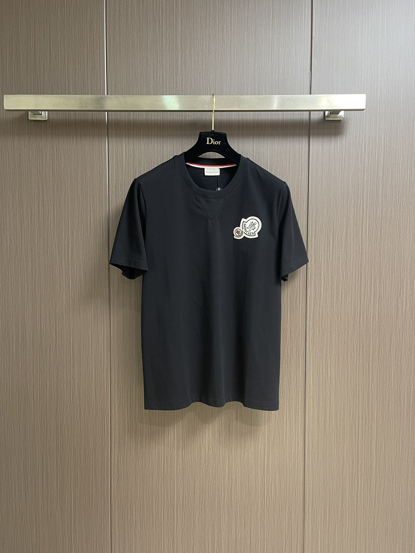 NO:504537,MONCLER logo short-sleeved T-shirt, the fabric is made of 32 double-stranded cotton, 240 grams of double yarn, and is embroidered with Bailingda embroidery machine. The overall thread is straight and delicate, the fabric is comfortable and soft, and the color is consistent and no color difference. It can be matched with the same style to create a fashionable look, control various occasions, customize auxiliary materials, complete three standards, and the same style for men and women!  Size S-XL S size bust 102cm Shoulder width 44cm Clothes length 69cm M size bust 106cm Shoulder width 45cm Clothes length 70cm L size bust 110cm Shoulder width 46cm Clothes length 71cm XL size bust 114cm Shoulder width 47cm Clothes length 72cm, T-shirt,tees,t-shirt,alexander wang19860909MONCLER 标志仔章短袖T恤,面料采用新疆长绒棉32支双股面料240克双纱 采用百灵达刺绣机作业章仔绣花.整体走线平直细腻,面料舒适柔软,颜色一致无色差 能与同款搭配营造时尚造型,驾驭各种场合,定制辅料,三标齐全,男女同款！尺码S-XL S码胸围102cm 肩宽44cm 衣长69cm M码胸围106cm 肩宽45cm 衣长70cm L码胸围110cm 肩宽46cm 衣长71cm XL码胸围114cm 肩宽47cm 衣长72cm,,T-shirt,tees，t-shirt,alexander wang,Men's clothing