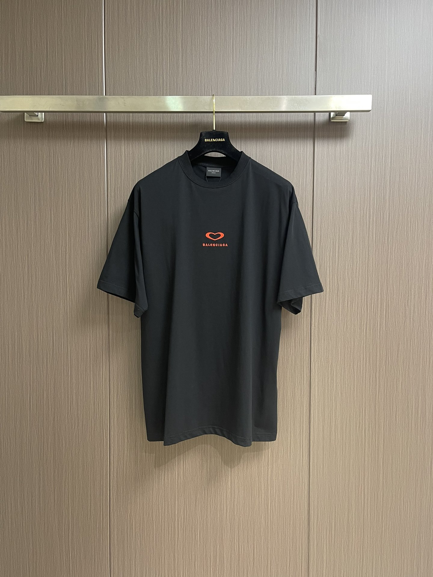 NO:498313,Balenciaga Chinese Valentine's Heart-To-Drawing Round Neck Short-Sleeved T-Shirt, Jersey, Neutral Style, Round Neck Short-Sleeved, Front Decorated with Chinese Valentine's  25 art works embroidery, the back is decorated with the same print, and a full set of auxiliary materials. Retro jersey fabric is made of 24S double yarn retro jersey fabric, 185g; matched with 32S double yarn 1*1 thread, 270g.24S fabric is a medium thick yarn, suitable for creating thick and crisp fabrics, with a slightly rough texture, which conforms to the 'natural and original' effect pursued by retro style. The texture is soft, breathable and elastic, suitable for close-fitting wear, can  Create a simple and smooth outline. Through old texture and fading, combined with classic tailoring, the retro feel is reflected in the details of the loose contour design. The main body adopts precision needle embroidery process; the embroidery is very fine and dense, with clear patterns and strong three-dimensional sense. The linen embroidery thread is combined with encryption, and the embroidery body has a subtle matte visual texture; the embroidery effect is three-dimensional and full. The flat embroidery thread is uniquely designed, and the embroidery is very fine and dense; the overall stitching is fine and fine.  The consistent feeling adds a sense of layering to the simple design. The printing on the back uses a reducing agent to destroy the molecular structure of the fabric dye, accurately removes local colors instead of simply covering. The pattern after the printing is integrated with the fabric, making the touch more natural, without any glue or heavy feeling. The 'bottom color peeling' is achieved through chemical reactions to form a light-colored pattern with strong contrast; high-precision laser positioning and deprinting technology is used to ensure the edge clarity of complex patterns. The high-collar oversize loose version  Stylish, oversize loose silhouette design, basic round neck neckline with shoulder line, vertical pit bar code from top to bottom, neckline, cuffs and hem all have zippers, and the sleeves are longer and protruding to the details. The thickness of the ready-to-wear is consistent with the original version, and it is shaped separately, and the upper body is wide and not easy to deform. Size XS-L,,balenciaga, versace,T-shirt,tees,t-shirt,alexander  wang19860909Balenciaga 七夕心意图案圆领短袖T恤,平纹针织面料、中性款型、圆领短袖、正面饰以七夕 25艺术作品刺绣、背面饰以同款印花、全套辅料配备,复古平纹针织面料,采用24S双纱复古平纹针织面料,185g；搭配32S双纱1*1螺纹,270g.24S面料属于中等偏粗的纱线,适合打造厚实、挺括的面料,质感略带粗糙感,符合复古风格追求的'自然原始'效果.质地柔软、透气且有一定弹性,适合贴身穿着,能塑造简约流畅的轮廓.通过做旧纹理、褪色处理,结合经典剪裁体现复古感宽松廓形设计细节.主体采用精密挨针绣工艺；刺绣非常精细针法绵密,图案清晰且线条感和立体感强.亚麻材质绣线结合加密处理,绣体具有微妙的哑光视觉质感；刺绣效果立体饱满.平绣的挨针走线独特设计,刺绣非常精细针法绵密；整体针脚细密,精细度质感一致,为简约设计增添了层次感.背面拔印印花使用还原剂破坏面料染料分子结构,精准去除局部颜色,而非简单覆盖.拔印后的图案与面料融为一体,触感更自然,无胶感或厚重感.通过化学反应实现'底色剥离',形成反差强烈的浅色图案；采用高精度激光定位拔印技术,确保复杂图案的边缘清晰度.高领oversize宽松版型,oversize宽松廓形设计,基础款圆领领口落肩线,自上而下采用纵向坑条织码,领口、袖口、下摆均有罗口收口,袖长更偏长突出细节感.成衣厚度与原版一致,另做定型处理,上身挺阔不易变形.尺码XS-L,,balenciaga,versace,T-shirt,tees，t-shirt,alexander wang,Men's clothing