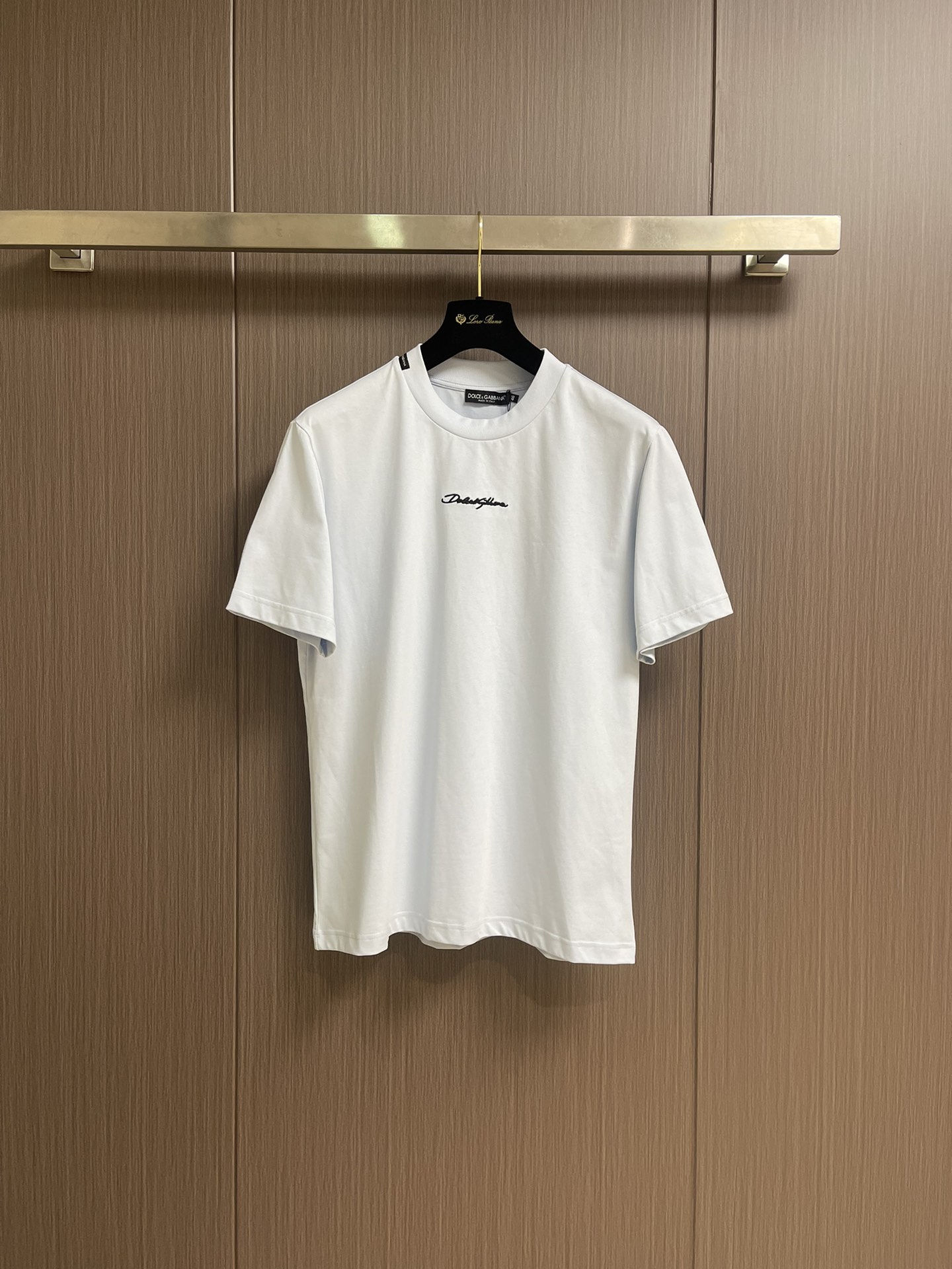 NO:504549,DG DOLCE GABBANA 2025SS spring and summer short-sleeved T-shirt, 2025SS spring and summer series. Customized pure cotton fabric, brand logo on the chest DG letter embroidery, the first choice for casual outing. Size 44-46-48-50-52-54 M-4XL 44-long 69cm shoulder width 44cm bust 51cm 46-long 70cm shoulder width 45.5cm bust 53cm 48-long 71cm shoulder width 47cm bust 55cm 50-long 72cm shoulder width 48.5cm bust 57cm 52-long 73cm shoulder width 50cm bust 59cm 54-long 74cm shoulder width 51.5cm  Bust circumference 61cm, Dolce & Gabbana, Dolce & Gabbana, T-shirt, tees, t-shirt, alexander wang19860909DG DOLCE GABBANA 杜嘉班纳2025SS春夏短袖T恤,2025SS春夏系列.定制纯棉面料,胸前品牌标识DG字母刺绣,休闲出街首选款.尺码44-46-48-50-52-54 M-4XL 44衣长69cm 肩宽44cm 胸围51cm 46衣长70cm 肩宽45.5cm 胸围53cm 48衣长71cm 肩宽47cm 胸围55cm 50衣长72cm 肩宽48.5cm 胸围57cm 52衣长73cm 肩宽50cm 胸围59cm 54衣长74cm 肩宽51.5cm 胸围61cm,,Dolce&Gabbana,Dolce&Gabbana,T-shirt,tees，t-shirt,alexander wang,Men's clothing