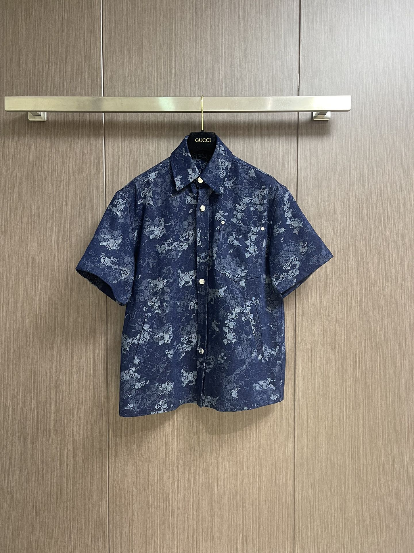 NO:498344,Tops, shorts, GUCCI jacquard denim short-sleeved shirt and shorts suit, the early autumn series integrates denim clothing items with exquisite details, making daily style more elegant. This shirt is made of dark blue and ivory white GG marble-effect denim jacquard fabric, embellishing GucCi metal buttons to express the unique charm. Size S-XL, gucci, shorts, shirts, T-shirt, alexander wang19860909上衣 短裤 GUCCI 提花牛仔短袖衬衫短裤套装,早秋系列将丹宁服饰单品与精致细节融为一体,令日常造型更显高雅.这款衬衫采用深蓝色和象牙白色GG大理石效果丹宁提花面料打造,缀饰GucCi金属纽扣,尽释别样风韵.尺码S-XL,,gucci,shorts,shirts,T-shirt,alexander wang,Men's clothing