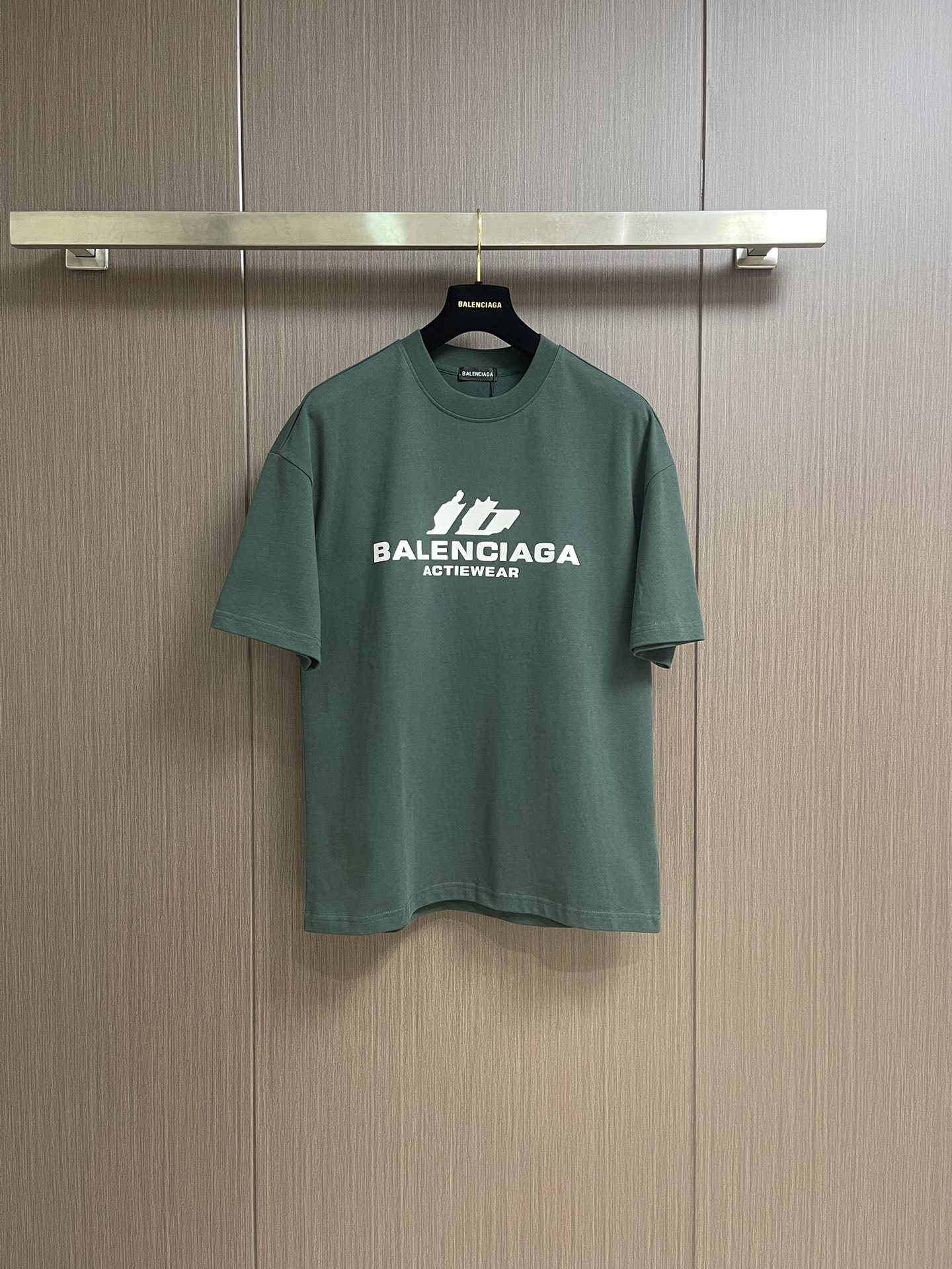 NO:498297,The whole set of Balenciaga Ss early autumn new printed logo short-sleeved T-shirt shorts suit, simple but unruly, the balenciaga brand logo on the chest, the low-key and luxurious feeling is full of ~ the badge design of the same color shorts instantly improves fashion, and the sense of high-end atmosphere is hard to grasp. Whether you go out or exercise, wear it, it will easily become the focus of the crowd, and the fashion is soaring. Size M-XXL,,balenciaga, shorts,T-shirt,tees,t-shirt,alexander wang19860909整套 Balenciaga ss早秋新款印花标识短袖T恤短裤套装,简约却透着不羁,胸前balenciaga品牌标识,低调奢华感拉满～同色系短裤徽章设计,瞬间提升时尚度,高级氛围感狠狠拿捏,不管出街还是运动,穿上它,轻松成为人群焦点,时尚度一路狂飙. 尺码M-XXL,,balenciaga,shorts,T-shirt,tees，t-shirt,alexander wang,Men's clothing