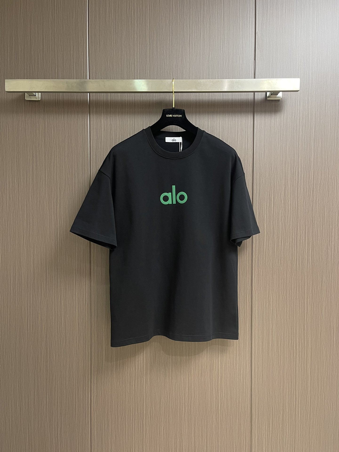 “Exclusive Import Custom Fabric T-Shirt Suit 2025SS: High-Quality Comfortable Design Features, Simple and Generous Style”