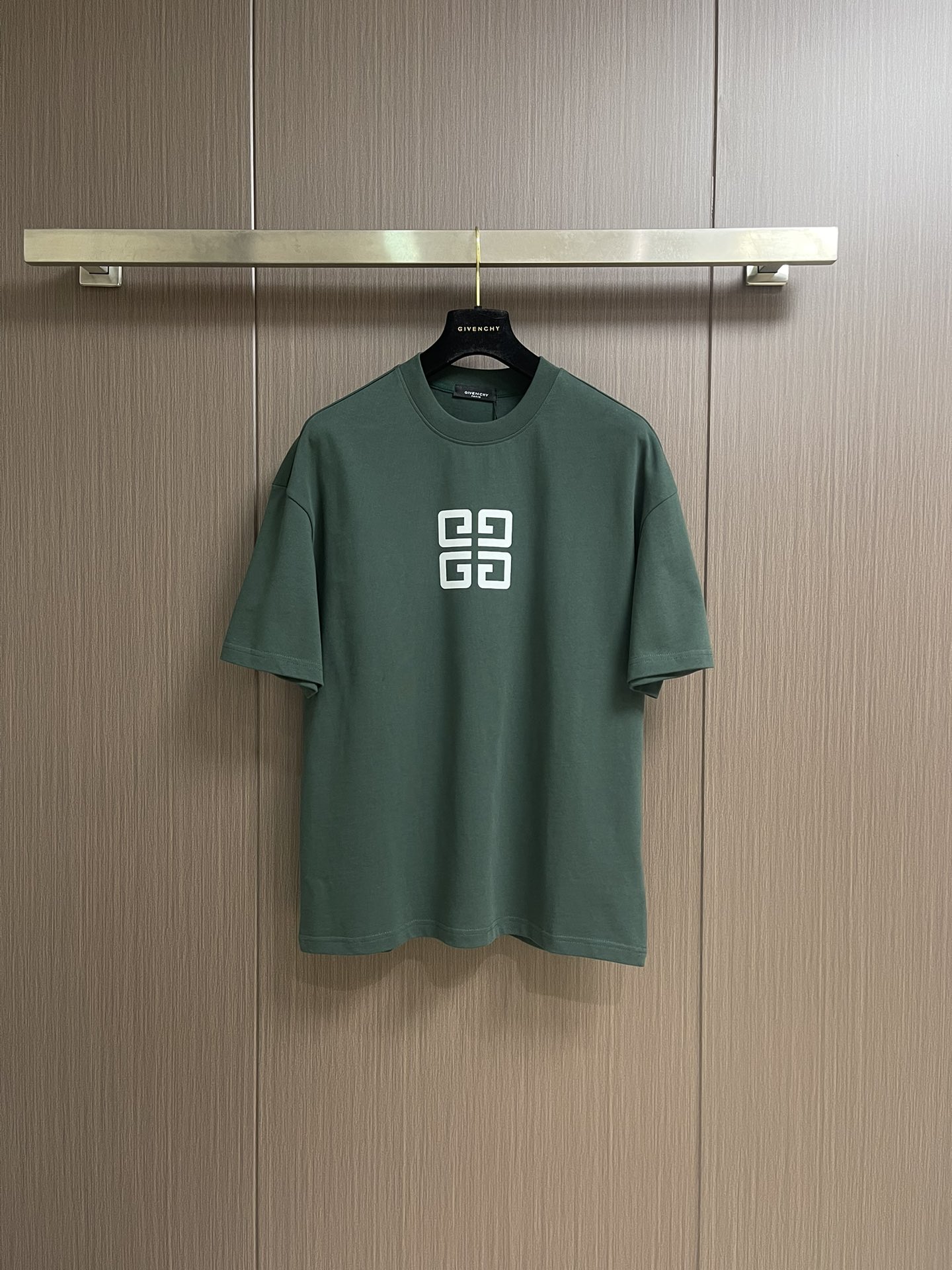 NO:504552,Givenchy 2025SS spring and summer new short-sleeved T-shirt shorts set, with 4g logo printed on the front, loose os style cut, fabric made of pure cotton, soft feel, body-friendly and skin-friendly and breathable loose letters breathable and versatile, shorts on the waist, the front of the left leg is decorated with given logo print, and the right leg is decorated with 2 side pockets, loose fit. Size M-XXL, given, shorts, T-shirt,tees, t-shirt,alexander wang19860909Givenchy 2025SS春夏新款短袖T恤短裤套装,正面印有 4g标志,宽松 os 版型裁剪,面料采用纯棉制作,手感柔软,着身体感亲肤透气宽松字母透气百搭,短裤松紧腰部,左腿正面饰以 givenchy logo 印花,右腿饰2个侧袋,宽松版型.尺码M-XXL,,givenchy,shorts,T-shirt,tees，t-shirt,alexander wang,Men's clothing