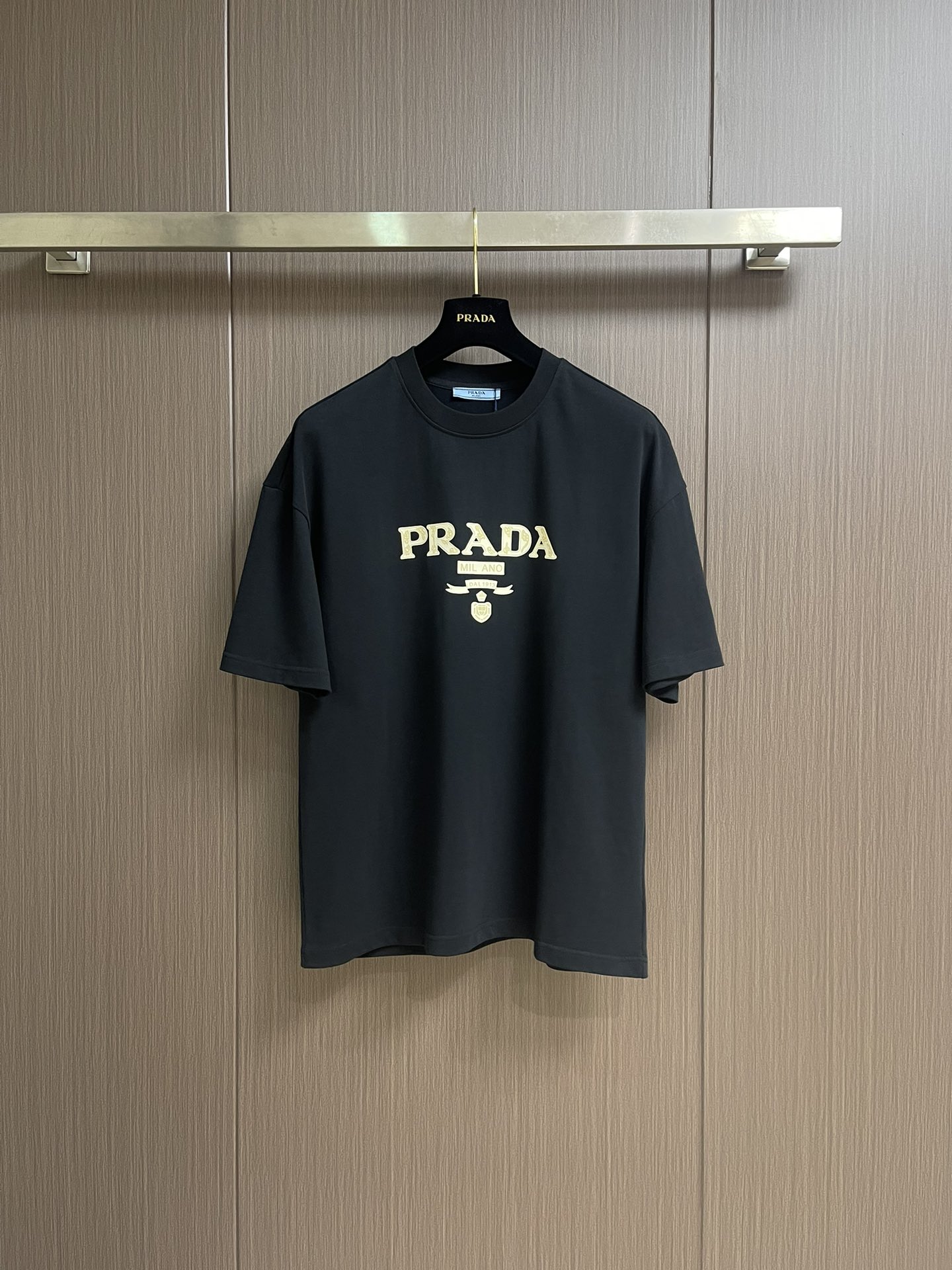 NO:504526,prada brand logo printed short-sleeved T-shirt shorts set, with bright and unique design, delicate and exquisite, generous and fashionable, with 270 grams of heavy long velvet cotton, soft and comfortable texture, delicate and smooth skin, same style for men and women, complete three standards, and will not deform after washing for a long time. Size M-XXL,,prada, shorts, T-shirt,tees, t-shirt,alexander wang19860909prada 品牌标识印花短袖T恤短裤套装,设计亮眼独特,细致精巧,大方而时尚,面料取用270高克重长绒棉,质地柔软舒适,肤感细腻爽滑,男女同款,三标齐全,久洗不变形.尺码M-XXL,,prada,shorts,T-shirt,tees，t-shirt,alexander wang,Men's clothing