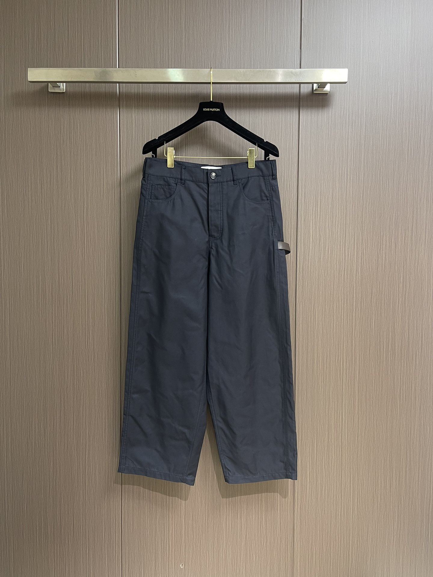 NO:502734,LOEWE fw cotton twill work trousers. Light cotton twill fabric made of cotton is made of cotton. The shuttle loom passes through the shuttle between the warp and weft yarns to form oblique patterns of the twill fabric. The cotton material makes it breathable and comfortable to skin. The twill weave makes the fabric tight structure, high-quality texture, and easy to handle normally. Size 46-52, loewe, alexander wang19860909LOEWE fw棉质斜纹布工装长裤 选用选用棉打造而成的轻盈棉质斜纹布面料.梭织机通过梭子在经纱和纬纱之间穿梭,形成斜纹布的斜向纹路.棉质材质使其透气性好,亲肤舒适,斜纹织法使面料结构紧密,质感高级,易于平时打理.尺码46-52,,loewe,alexander wang,Men's clothing