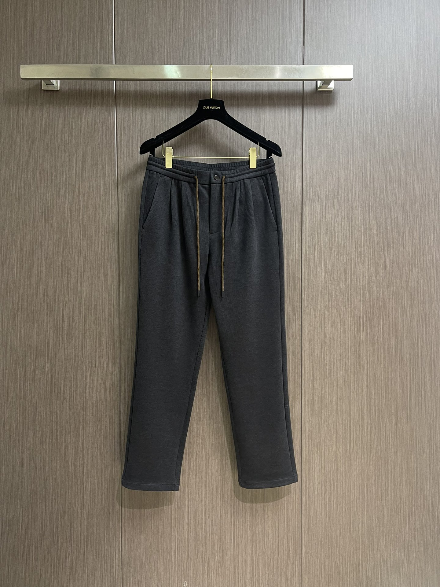 NO:502731,LP Loropiana Recommended by old money upstarts!  Urban outdoor wool-blend casual pants with pockets on both sides. Details are embellished with braided leather rope. High-end and textured. Slightly loose cut. Three-dimensional and stylish. Slim. Fashionable silhouette. Pants. Elastic and shaking head design. Very friendly to body shape. All figures can be easily worn. Adjustable at will. Comfortable and not tight. Sides. Insert bags. Logo embroidery embellishment. Low-key but not lacking in detail. Recommended fabric and quality control. Fabrics are made of customer-supplied 80 polyester fiber. Golden ratio. Corduroy texture. Overall. Soft and comfortable. Upper body and skin-friendly. Breathable. Warm and crisp and stylish. High-end and quality. Size M-3XL,,loro piano,loro piano, gold,alexander wang.19860909LP Loropiana 老钱新贵推荐！都市户外羊毛混纺休闲裤 两侧插袋 细节采用编织皮绳点缀 高档而显质感 略微宽松的剪裁 立体有型 显瘦 时髦廓形 裤子 松紧摇头设计 对身型很友好 各种身材皆能轻松穿着 随意调节 舒适不紧绷 两侧 插袋 标志LOGO刺绣点缀 低调但不失细节感 面料与品质控推荐 面料采用 客供订纺80聚酯纤维 黄金比例配比 面料表面灯芯绒质感 整体的 手感柔软舒适 上身亲肤 透气 保暖的同时挺括有型 高档有品质感.尺码M-3XL,,loro piana,loro piana,gold,alexander wang,Men's clothing