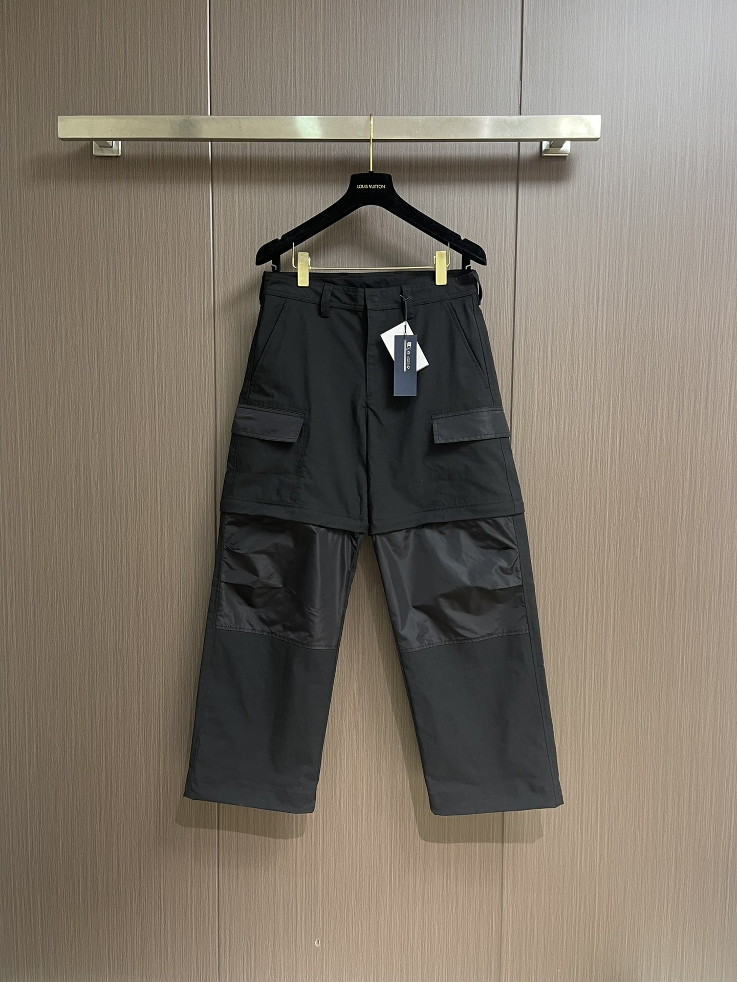 NO:498289,Dior early autumn new product joint brand limited removable straight-piece work pants. Back embroidery, loose fit, front middle zipper decoration four-fold buckle closure, splicing design, 1:1 original development, three-standard and auxiliary materials to restore. Size 46-52,,dior,alexander wang19860909Dior 早秋新品联名限定可拆卸直筒工装裤.后幅绣花,宽松版型,前中拉链饰四合扣开合,拼接设计,1:1原版开发,三标、辅料对版还原.尺码46-52,,dior,alexander wang,Men's clothing