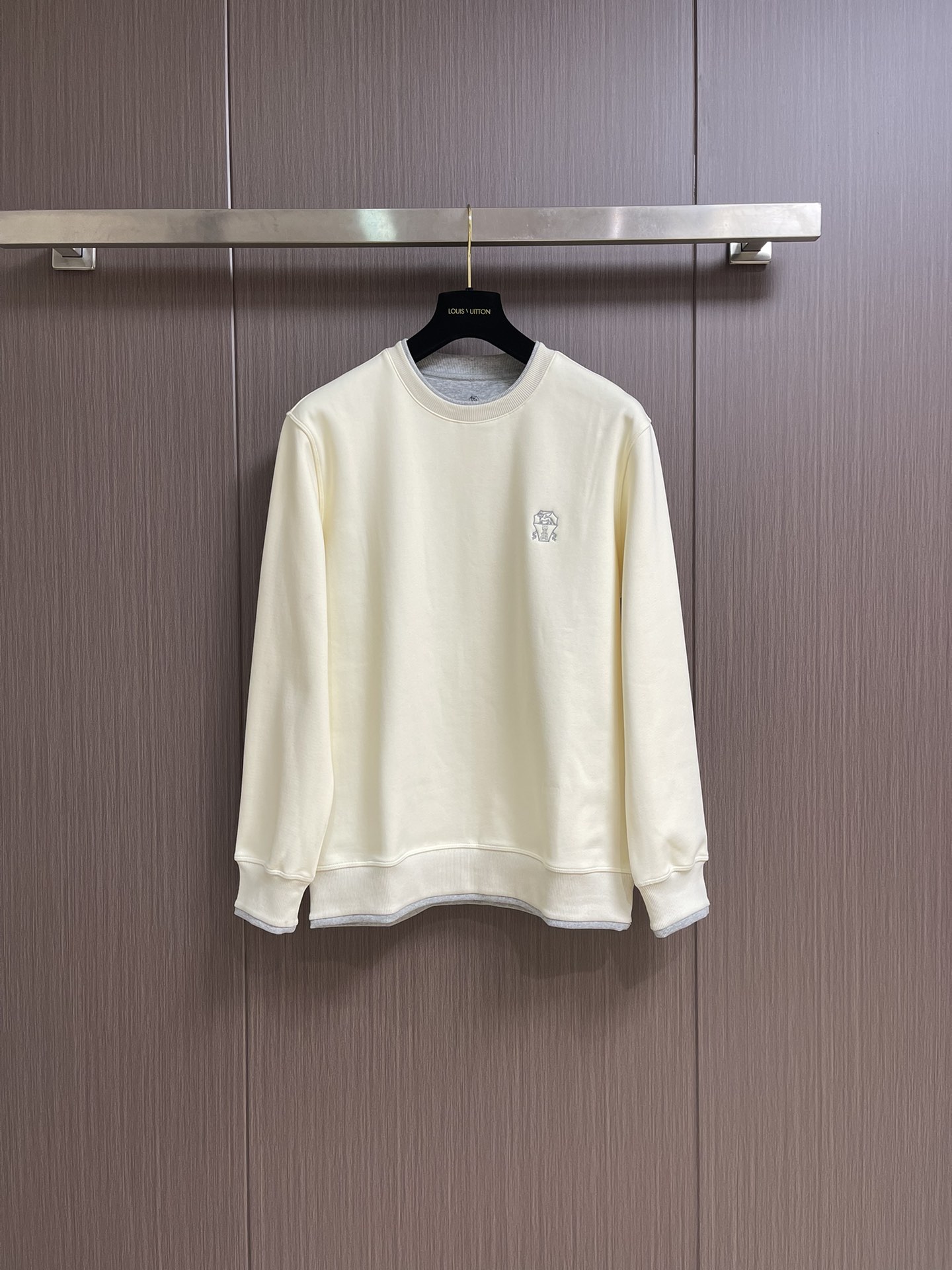 NO:502730,BC BrunelloCucinelliBrunello.  Kucinelli Recommended by old money upstarts!  Fake two-piece round-neck sweatshirt in autumn and winter!  Logo embellishment The latest thread contrasting design makes the upper body feel delicate and layered, which can well modify the neck and face shape to make it look slim visually. The combination of tailoring is just right and loose, and the upper body forms a smooth three-dimensional line. As a must-have for classic autumn and winter inner wear. Size M-3XL, brunello cucinelli, hoodie, sweatshirts, alexander wang19860909BC BrunelloCucinelli布鲁内洛．库奇内利 老钱新贵推荐！秋冬撞色假两件圆领卫衣！标志点缀 最新的螺纹撞色设计 让上身感细致而有层次感 能很好修饰脖子与脸型视觉上显瘦 合体的剪裁 恰到好处宽松度 上身形成流畅立体线条感 作为经典秋冬季内搭必备款 尺码M-3XL,,brunello cucinelli,hoodie,sweatshirts,alexander wang,Men's clothing