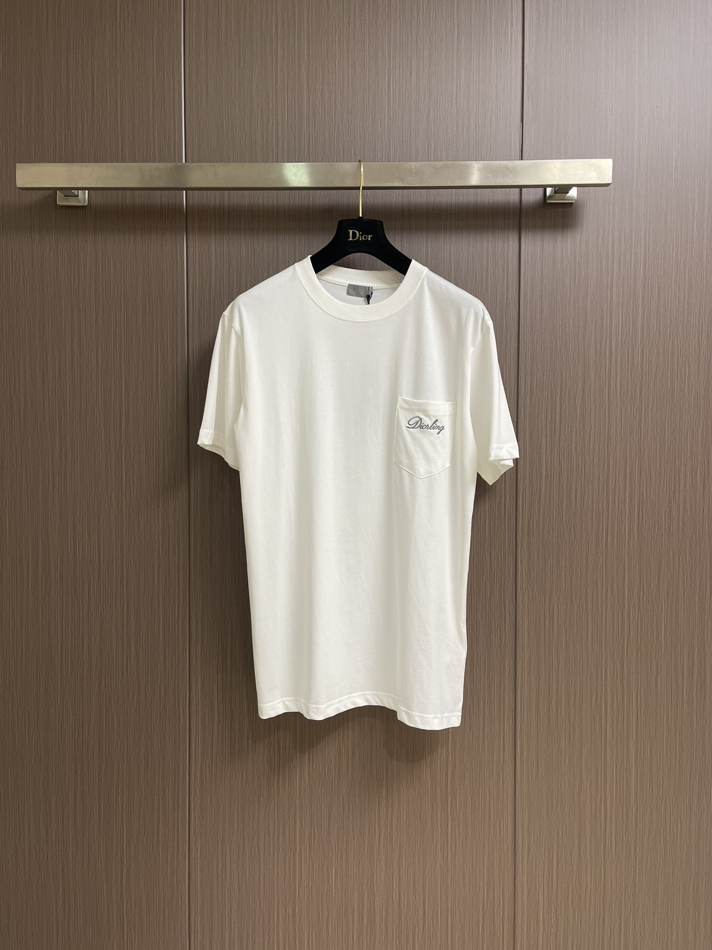 NO:504553,Dior cotton jersey round neck T-shirt, this T-shirt is a new product in the 2025 winter series. It is decorated with Dior Love embroidery inspired by Dior archives, paying tribute to Dior. It is carefully crafted from gray cotton jersey fabric with ribbed round neck. The regular version can be easily matched with finely tailored and oversized versions. The chest is decorated with Dior Love embroidery  Ribbed round neck, embroidery logo on the chest pocket, sewn with three-dimensional needle-to-face embroidery process. The multi-layered needle arrangement brings a slightly convex three-dimensional visual effect, with clear and smooth details, and rounded letter edges, improving the overall delicateness and artistic sense. (The embroidery pattern is stable and firm on the soft cloth surface, not easy to fall off, showing the fine control of embroidery texture and texture of Dior Workshop, which is a perfect combination of brand craftsmanship and design concept.) High-spec 24 tight yarn 185g cotton fabric, woven using precision knitting technology. The fabric feels soft and delicate, comfortable to touch the skin, has good breathability and elasticity, and takes into account anti-allergic and wear resistance, showing the quality, thickness and skin-friendly feeling that high-grade knitted cotton should have. The double yarn ribbed neckline splicing makes the details more textured, fit better and not easily deformed, and it is more durable for daily wear.  Size XS-L,,dior,dior,tees,t-shirt,alexander wang19860909Dior 棉质竹节平纹针织圆领T恤,这款T恤是二零二五冬季系列新品,饰以灵感源自迪奥档案的迪奥之爱刺绣,向迪奥承传致敬.采用灰色棉质竹节平纹针织面料精心制作,搭配罗纹圆领.常规版型,可与精裁和超大版型轻松搭配.胸前饰以迪奥之爱刺绣 罗纹圆领,胸前口袋刺绣标识,采用立体挨针绣线工艺缝制.多层次的针法排列带来微凸的立体视觉效果,细节清晰流畅,字母边缘收针圆润,提升整体细腻度与艺术感.（刺绣图案在柔软布面上稳定牢固,不易脱线,展现迪奥工坊对于刺绣纹理与质感的精细把控,是品牌工艺与设计理念的完美结合.)高规格24支紧密纱185g棉质面料,采用精密针织工艺织就.面料手感柔软细腻,触肤舒适,具备良好的透气性与弹性,同时兼顾抗敏、耐磨等性能,展现出高级针织棉料应有的品质厚度与亲肤感. 双纱罗纹领口拼接,细节处更显质感,贴合度佳且不易变形,日常穿着更为耐久. 尺码XS-L,,dior,dior,tees，t-shirt,alexander wang,Men's clothing