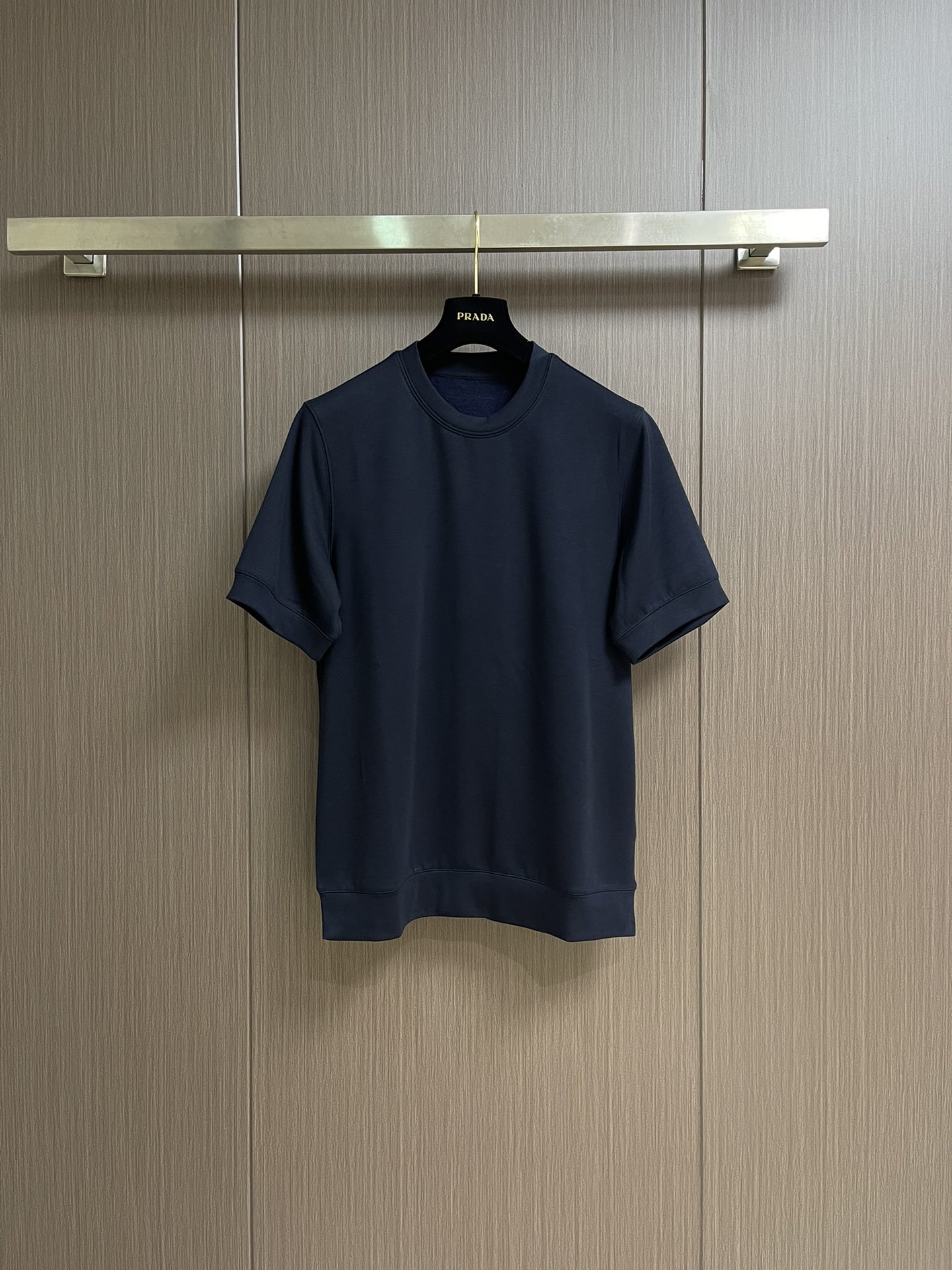 NO:502726,Prada ss autumn and winter new short-sleeved T-shirt!  You can tell it is very soft when you buy it. The back collar is decorated with a triangle seal. The surface has a modal texture and a soft cashmere inside. It feels very good for the upper body to have a skin-friendly feeling!  !  The fabric has good elasticity, comfortable and breathable, slim and slim while being unrestrained, with a rich three-dimensional feeling.  Good craftsmanship, good fabrics, good style, makes this dress more profound and high-end, and more fashionable. This one can not only be worn inside, but also does not look monotonous when worn alone. Size M-3XL, prada, T-shirt, tees, t-shirt, alexander wang19860909Prada ss秋冬新款短袖T恤！入手便知非常柔软,后领三角章装饰 表面有着莫代尔的肌理内里有些羊绒的柔软 上身亲肤感极好！！面料带有很好的弹力,舒适透气 修身显瘦的同时又无束缚感,有着丰富的立体感．好工艺 好面料 好版型 让这件衣服更有深度和高档 穿搭上多一份时 尚,这款不仅可以内搭打底,单穿亦不会显得单调.尺码M-3XL,,prada,T-shirt,tees，t-shirt,alexander wang,Men's clothing