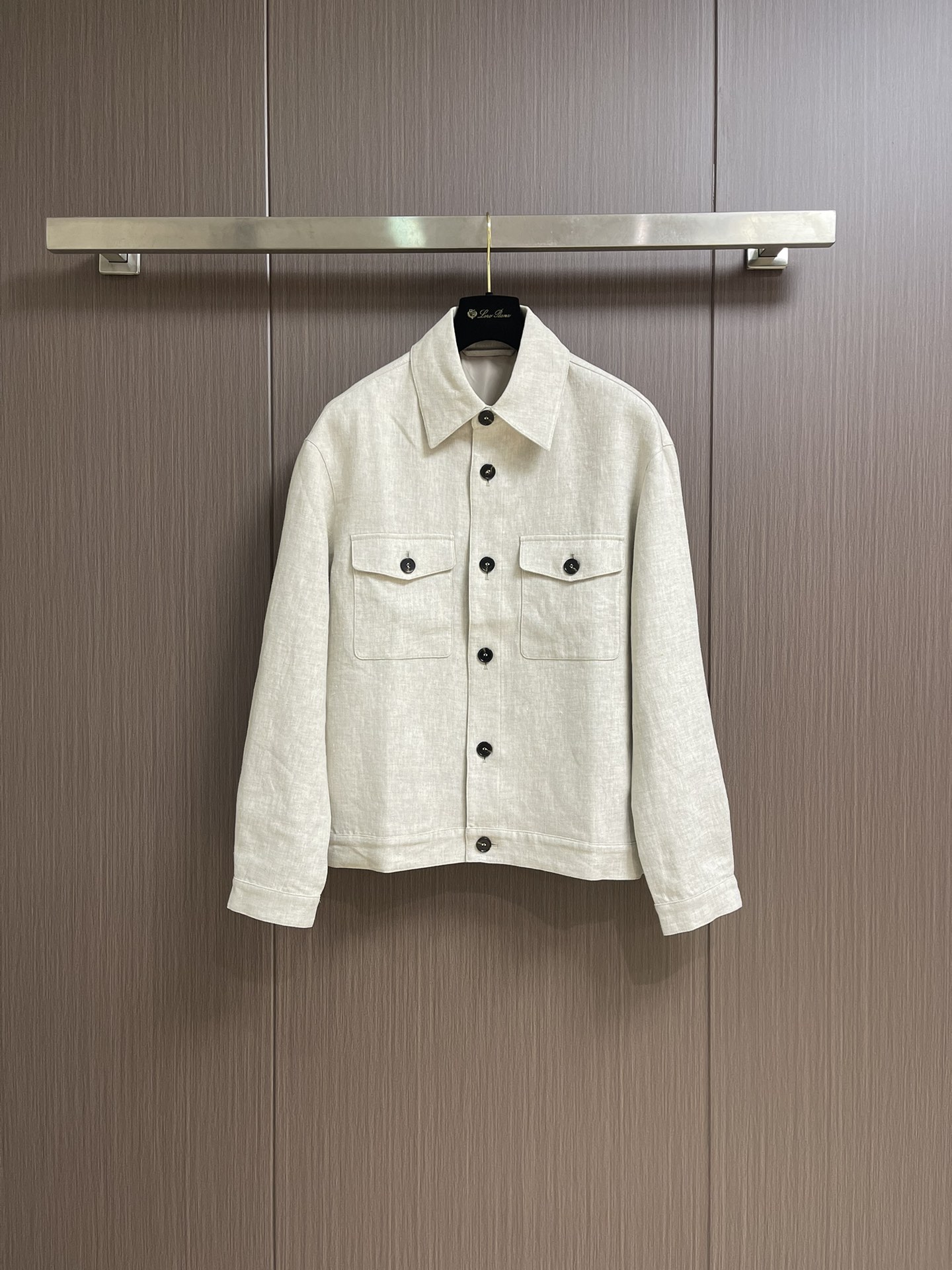 NO:502720,LP Loropiana SS early autumn new style old money style classic casual linen jacket multi-bag style cuffs matched with buttons handsome upper body This model is made of pure linen to interpret the classic, can be matched well in business commuting, casual comparison on the cabinet, integrated tailoring, full-quality order of hardware and accessories, very attentive in details, simple and versatile but not monotonous, customized hardware and accessories, meticulous fabric of details is made of pure linen, linen is linen, comfortable, breathable, and has a good sense of crispness, a very practical style for business and casual wear. Size M-3XL,,loro piano,loro piano, jackets & coats,alexander wang19860909LP Loropiana SS早秋新款 老钱风 经典休闲款亚麻外套 年年式多袋款 袖口开脚叉 搭配纽扣 上身帅气 这款采用纯亚麻材质 来诠释经典 商务通勤都能很好搭配 柜上随意对比 合体的剪裁 五金辅料全品相订单,细节上把握非常走心 简约百搭而不单调,定制的五金辅料,细节的一丝不苟面料采用 纯亚麻材质内里有里衬 上身舒适 透气 又有很好的挺括感,平时商务休闲很实穿的一款.尺码M-3XL,,loro piana,loro piana,jackets & coats,alexander wang,Men's clothing