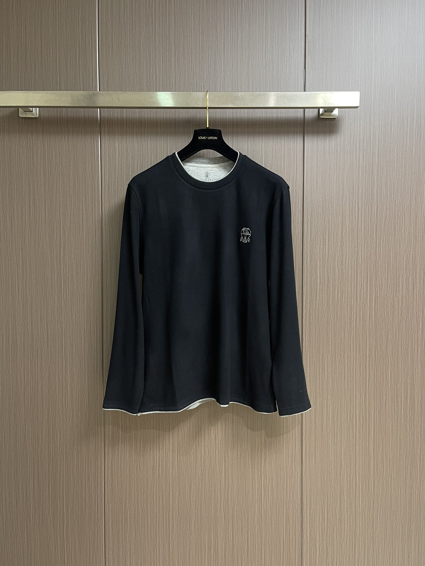 NO:504531,BC BrunelloCucinelliBrunello.  Kucinelli Recommended by old money upstarts!  2025 autumn and winter contrasting colors fake two-piece round-neck sweatshirt!  Logo embellishment The latest thread contrasting design makes the upper body feel delicate and layered, which can well modify the neck and face shape to make it look slim visually. The combination of tailoring is just right and loose, and the upper body forms a smooth three-dimensional line. As a must-have for classic autumn and winter inner wear. Size M-3XL, brunello cucinelli, hoodie, sweatshirts, alexander wang19860909BC BrunelloCucinelli布鲁内洛．库奇内利 老钱新贵推荐！2025秋冬撞色假两件圆领卫衣！标志点缀 最新的螺纹撞色设计 让上身感细致而有层次感 能很好修饰脖子与脸型视觉上显瘦 合体的剪裁 恰到好处宽松度 上身形成流畅立体线条感 作为经典秋冬季内搭必备款 尺码M-3XL,,brunello cucinelli,hoodie,sweatshirts,alexander wang,Men's clothing