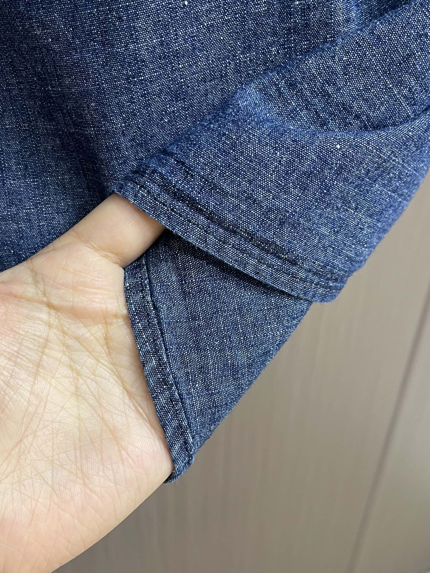 Loewe Anagram Gradual Embroidery Bag Shirts: Customized Cotton Youth Fashion with Unique Gradient Blue Design - 图片 6