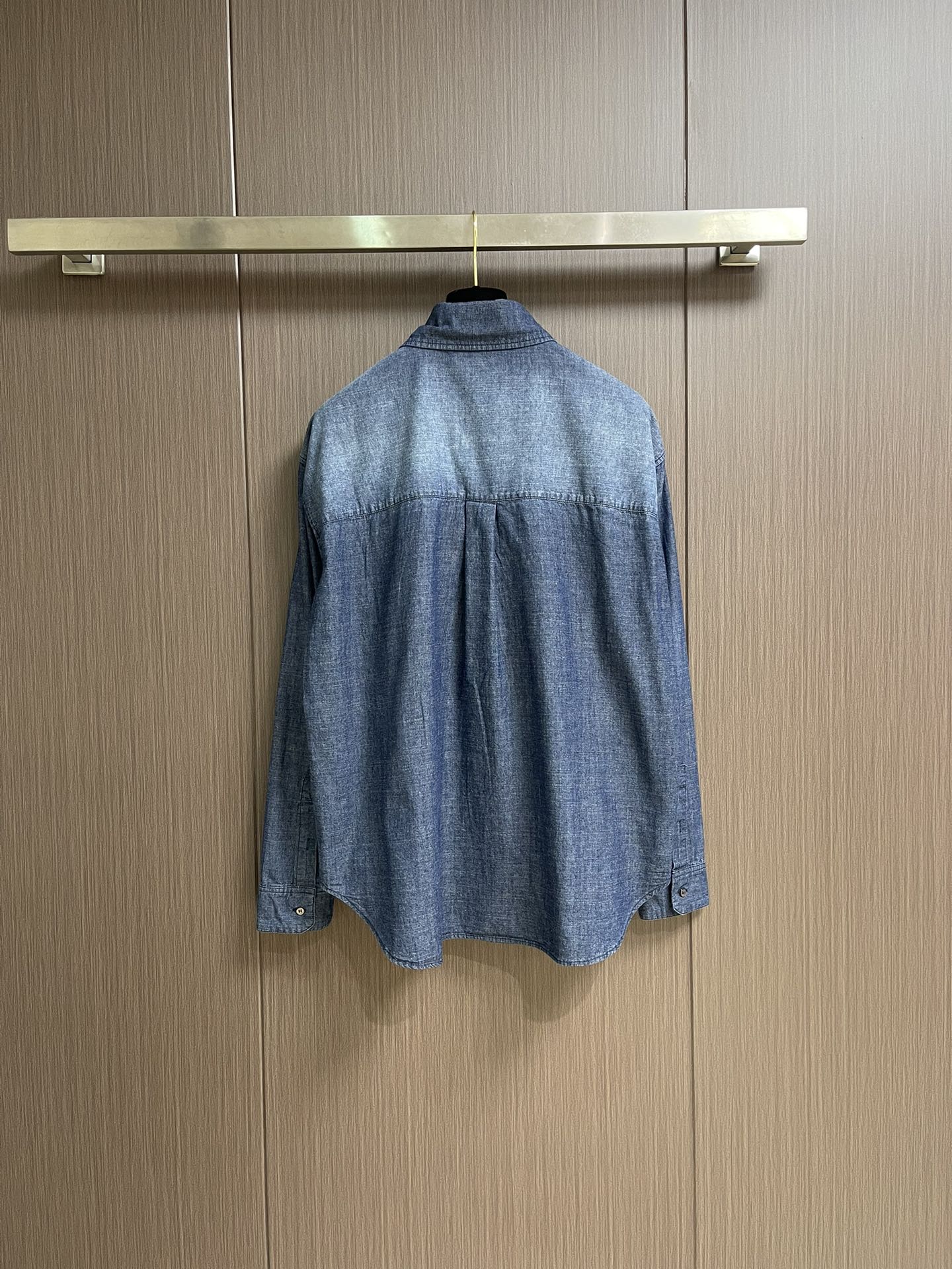 Loewe Anagram Gradual Embroidery Bag Shirts: Customized Cotton Youth Fashion with Unique Gradient Blue Design - 图片 2