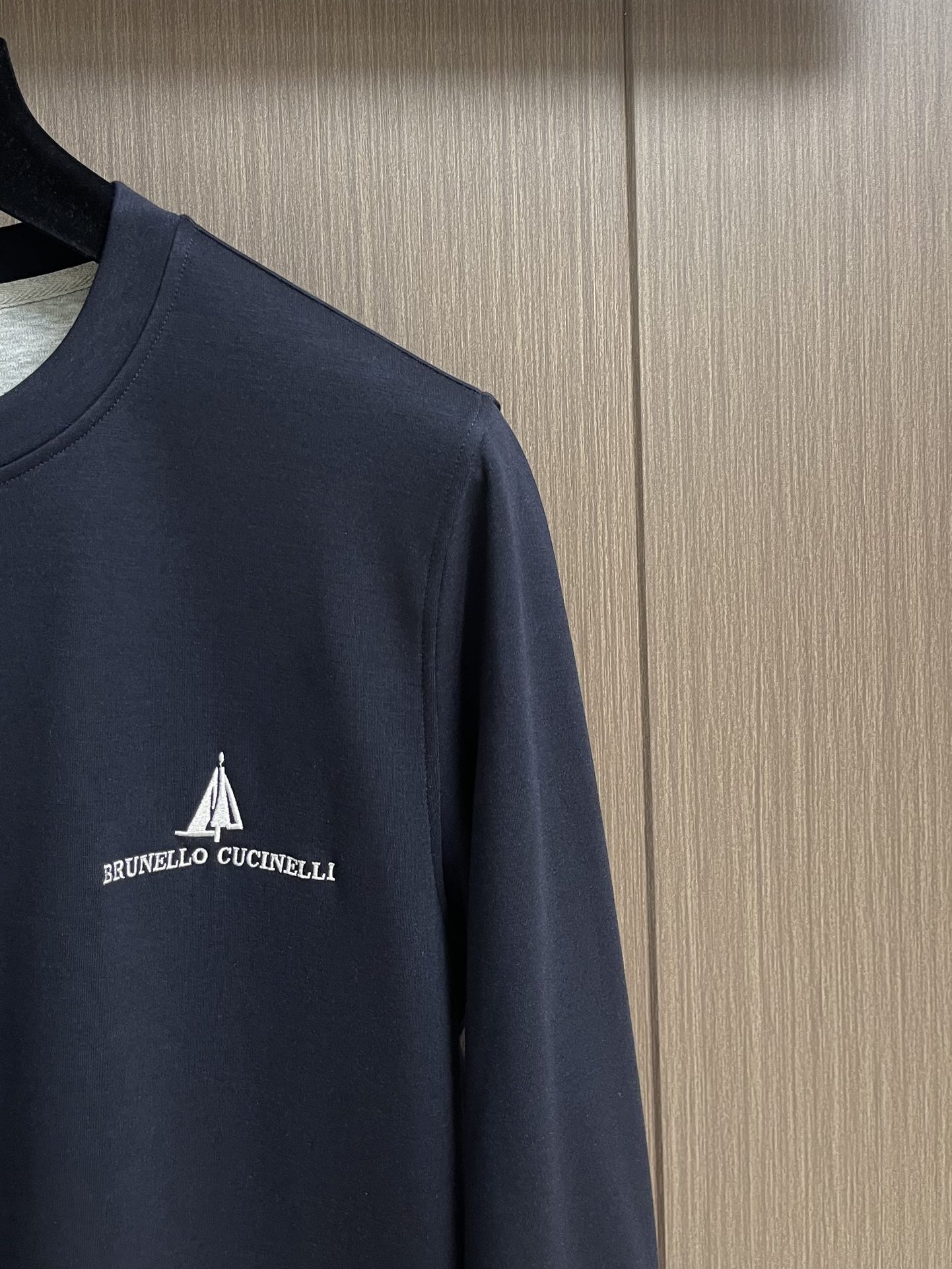 “Autumn 2025 Brunello Cucinelli T-Shirt: Soft Wool Blend with Logo Embroidery” - 图片 4