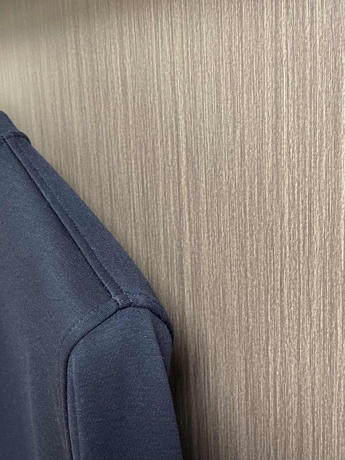 “Autumn 2025 Brunello Cucinelli T-Shirt: Soft Wool Blend with Logo Embroidery” - 图片 9