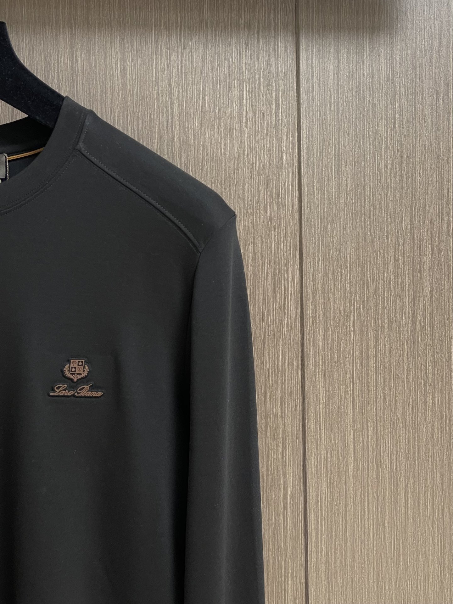 “672.LP Loro Piana 2025 Autumn Winter Long-Sleeve T-Shirts with Logo Badge | Quality Cotton | Sizes M-3XL” - 图片 4