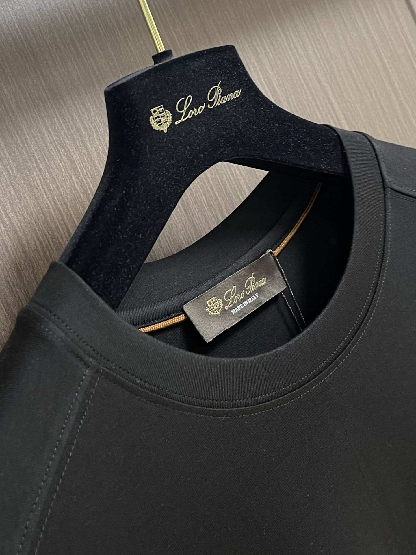 “672.LP Loro Piana 2025 Autumn Winter Long-Sleeve T-Shirts with Logo Badge | Quality Cotton | Sizes M-3XL” - 图片 6