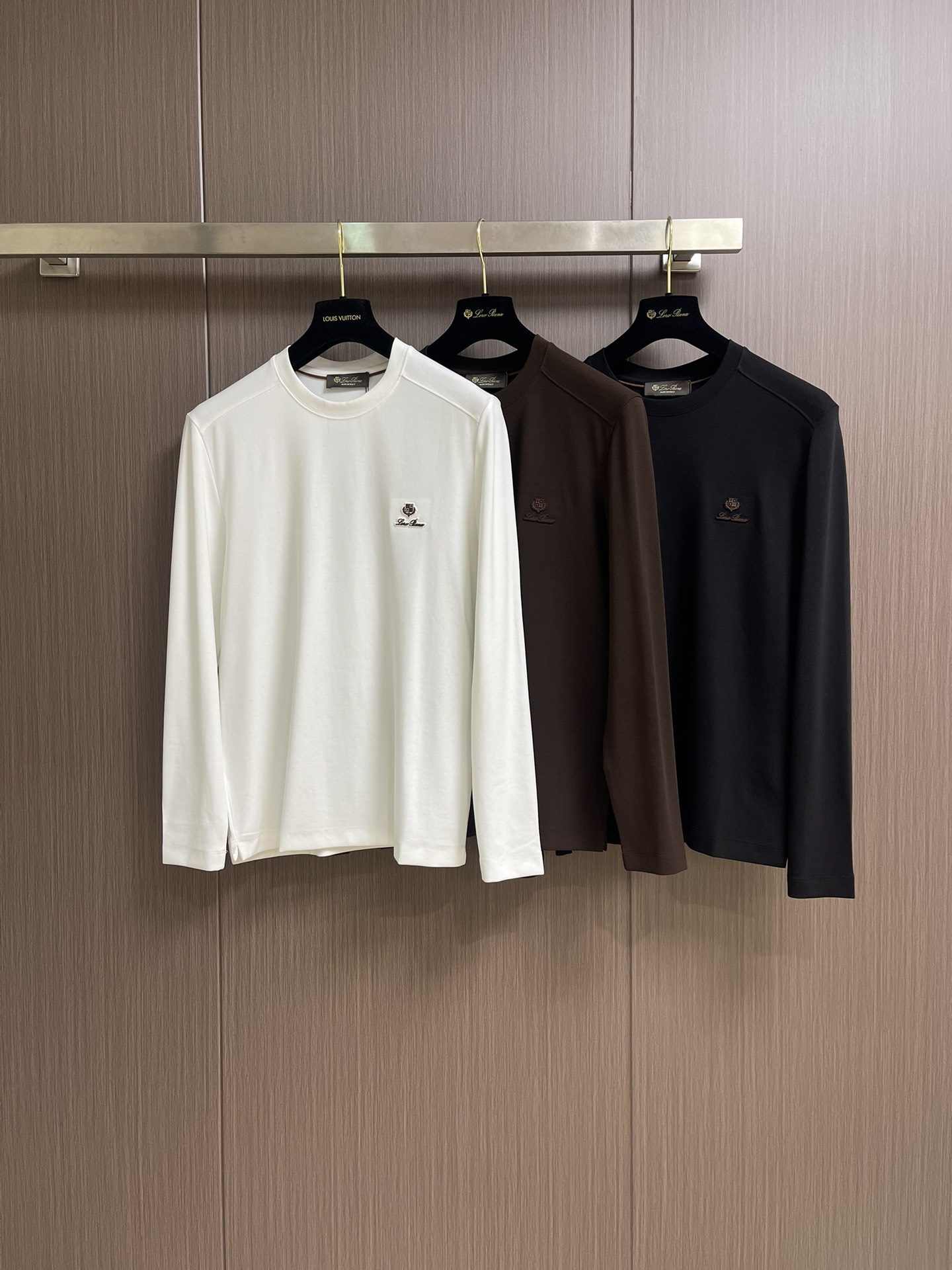 “672.LP Loro Piana 2025 Autumn Winter Long-Sleeve T-Shirts with Logo Badge | Quality Cotton | Sizes M-3XL” - 图片 3