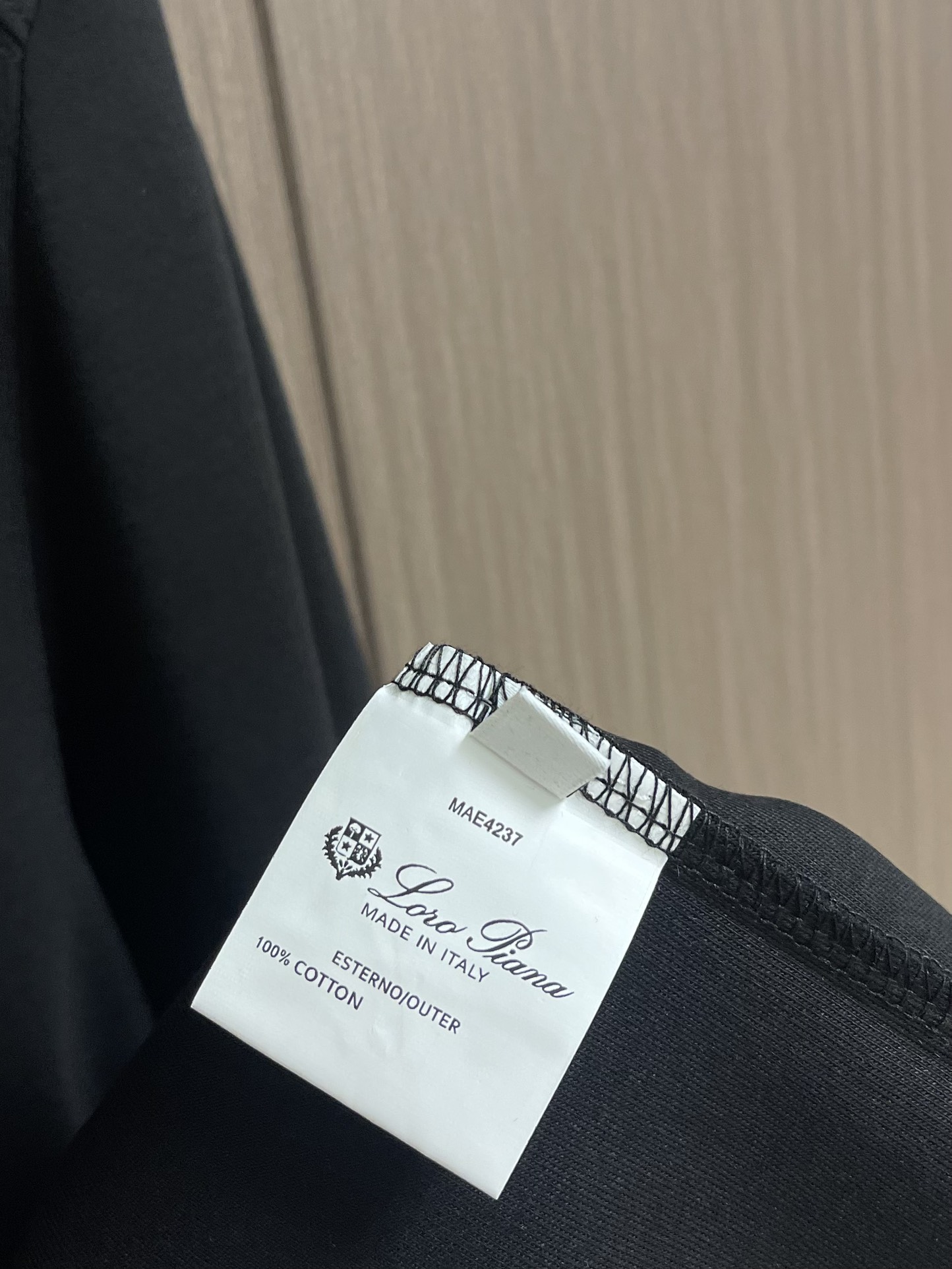 “672.LP Loro Piana 2025 Autumn Winter Long-Sleeve T-Shirts with Logo Badge | Quality Cotton | Sizes M-3XL” - 图片 7