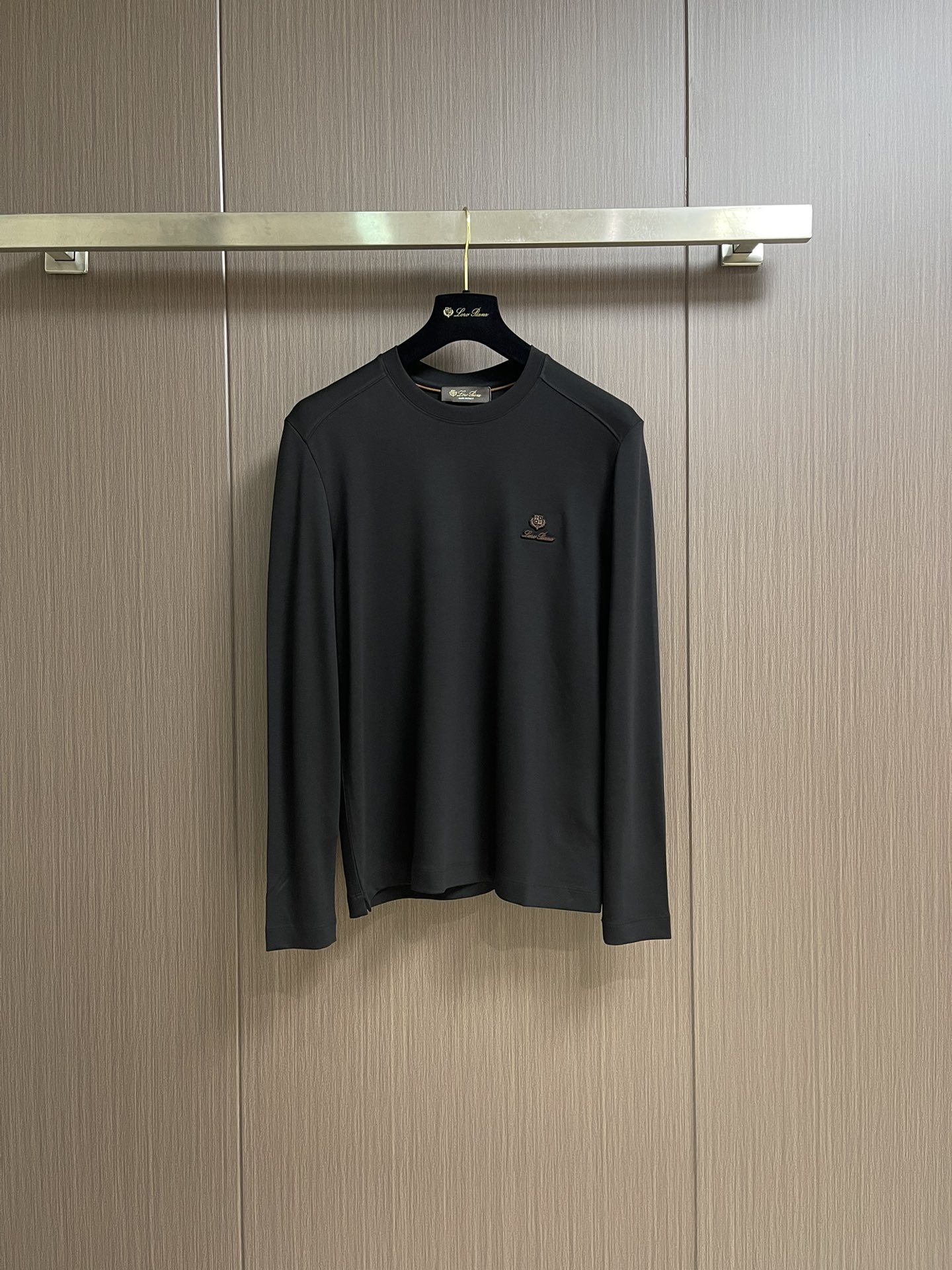 “672.LP Loro Piana 2025 Autumn Winter Long-Sleeve T-Shirts with Logo Badge | Quality Cotton | Sizes M-3XL” - 图片 1