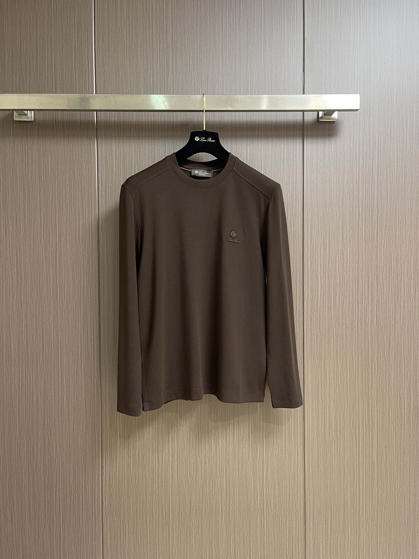 NO:504525,LP Loropiana 2025ss autumn and winter new long-sleeved T-shirt base shirt, full quality!  The craftsmanship adopts the chest logo badge design!  The upper body is comfortable and breathable, not stiff, and the overall body has a rich three-dimensional feeling, quality export orders, customized exclusive long-length cotton fabric tailoring to meet the simple needs of commuters for dressing. Size M-3XL, loro piana, loro piana, tees, t-shirt, alexander wang19860909LP Loropiana 2025ss秋冬新款长袖T恤打底衫,全品相！工艺采用胸前logo 徽章设计！上身舒适透气,不僵硬,整体有着丰富的立体感,品质出口订单,定制专属长绒棉面料剪裁,满足通勤人们对于着装的简约需求.尺码M-3XL,,loro piana,loro piana,tees，t-shirt,alexander wang,Men's clothing