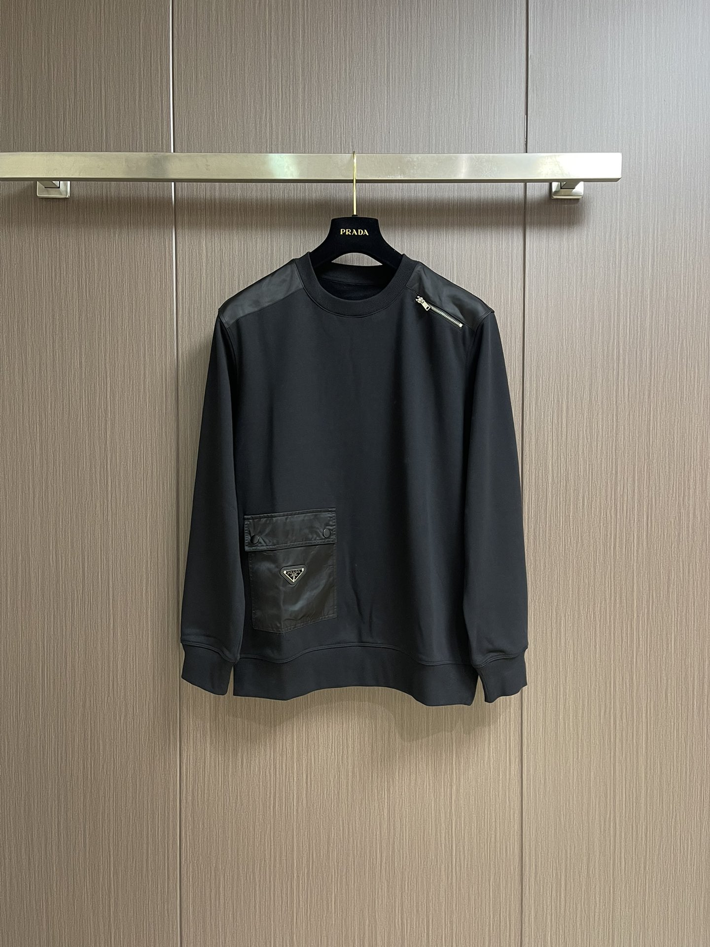 NO:502718,Prada Ss Early Autumn Nameplate Pocket Classic Round-neck Pullover Sweater Front Pocket Nameplate Embellishment Design, Left Shoulder with Zipper Add Highlights, It seems simple, regardless of the style or design, there is enough detail!  The slightly wide-fitting style is slightly fitted to the neck, and the overall upper body feels more fashionable, with a good style and good fabric!  High-definition combed cotton material is comfortable and skin-friendly, and has texture. Size M-3XL, prada, hoodie, sweatshirts, alexander wang19860909Prada ss早秋铭牌口袋经典款圆领套头卫衣 前幅口袋铭牌点缀设计 左肩搭配拉链添加亮点 看是简单,不管版型还是设计足够有细节！微阔版型,领口微微贴合颈部,整体上身感更具时尚感,好版型好面料！高密精梳棉的材质上身舒适亲肤,且具有质感.尺码M-3XL,,prada,hoodie,sweatshirts,alexander wang,Men's clothing