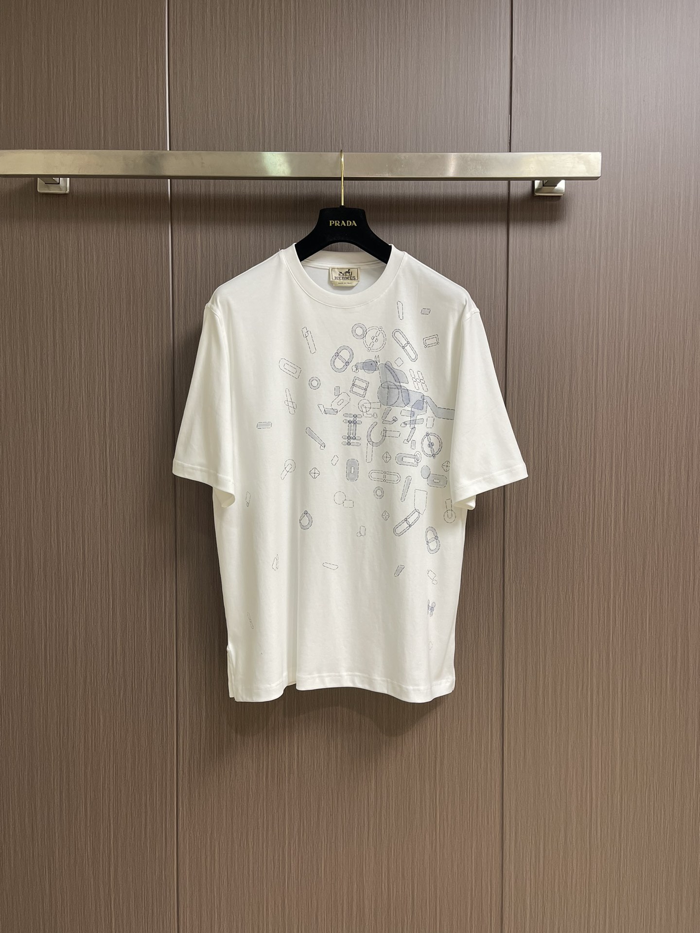 NO:502715,Hermes SS early autumn new round neck T-shirt Fragments Equestres Small wide round neck short-sleeved shirt The latest horse-themed graphic design, the lines have a concave and convex texture, the inner color is drawn to match each other, and the details are very detailed and textured. The upper body is fashionable and gives a modern sense of atmosphere. The original slightly wide cut, the neckline slightly fits the neck, making the overall upper body look younger and more fashionable. Before cutting, the fabric is strictly followed by the standard of 5 washes before dyeing, and the shrinkage rate is controlled within 2%. The fabric is made of a customer-supplied long-length cotton texture, with a warm and shiny surface, which makes the upper body comfortable and smooth, which makes it look high-end, skin-friendly, breathable, and has a very crisp feeling. Size S-XL, hermes, T-shirt,tees, t-shirt,alexander wang19860909hermes SS早秋新款圆领T恤 Fragments Equestres 微阔圆领短袖衫 最新的马主题图型设计,线条有着凹凸感 内里彩拔印 相互衬托 很有细节质感 上身时尚而赋予现代气息感 原版微阔的剪裁,领口微微贴合颈部,让整体上身更显年轻时尚, 面料在裁剪前,严格按照染 色前5次 洗水的标准, 将缩水率控制在2％内,面料采用客供织长绒棉质地,表面有着温润的光泽感,上身舒适顺滑,显高档 亲肤 透气,又有很好挺括感.尺码S-XL,,hermes,T-shirt,tees，t-shirt,alexander wang,Men's clothing