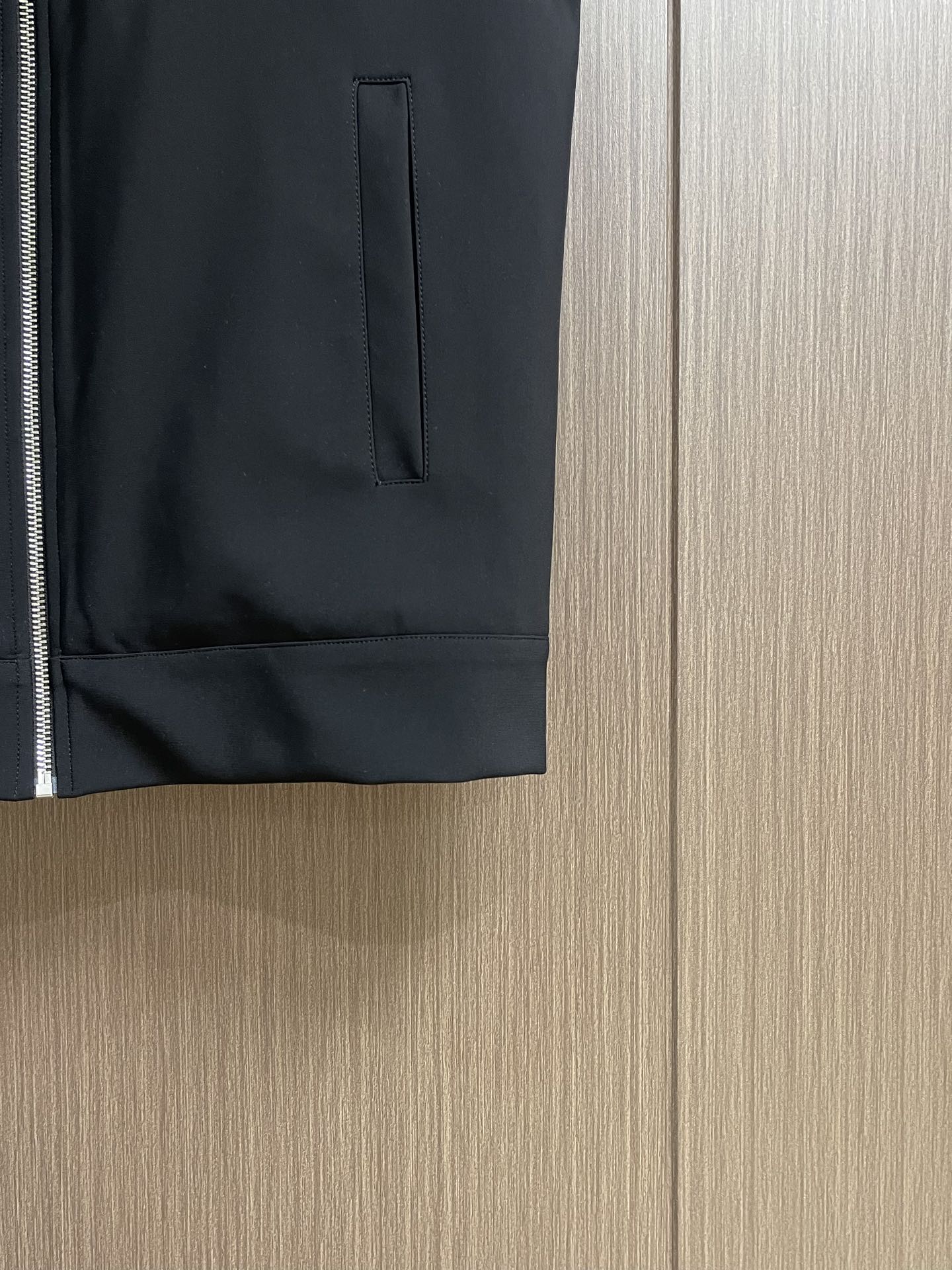 “Prada 2025 Fall/Winter Sleeveless Vests: Classic Logo Embroidery, Comfortable Fit, Imported with Gold Cipher” - 图片 8