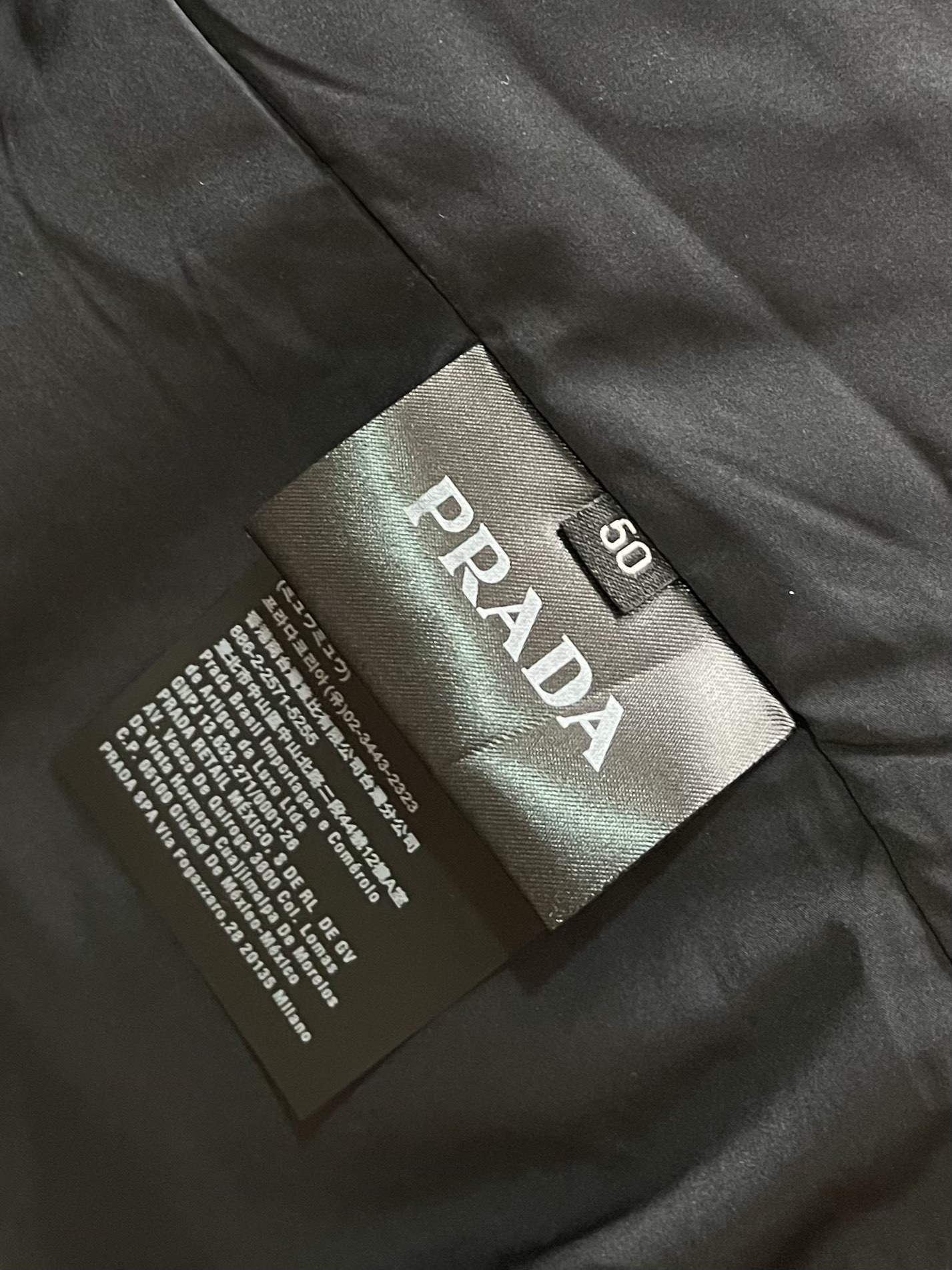 “Prada 2025 Fall/Winter Sleeveless Vests: Classic Logo Embroidery, Comfortable Fit, Imported with Gold Cipher” - 图片 9