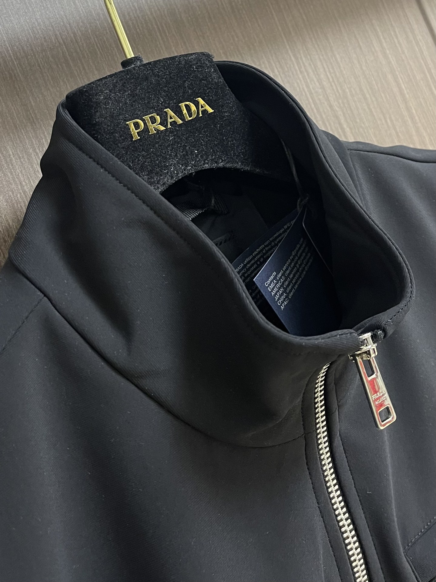 “Prada 2025 Fall/Winter Sleeveless Vests: Classic Logo Embroidery, Comfortable Fit, Imported with Gold Cipher” - 图片 3