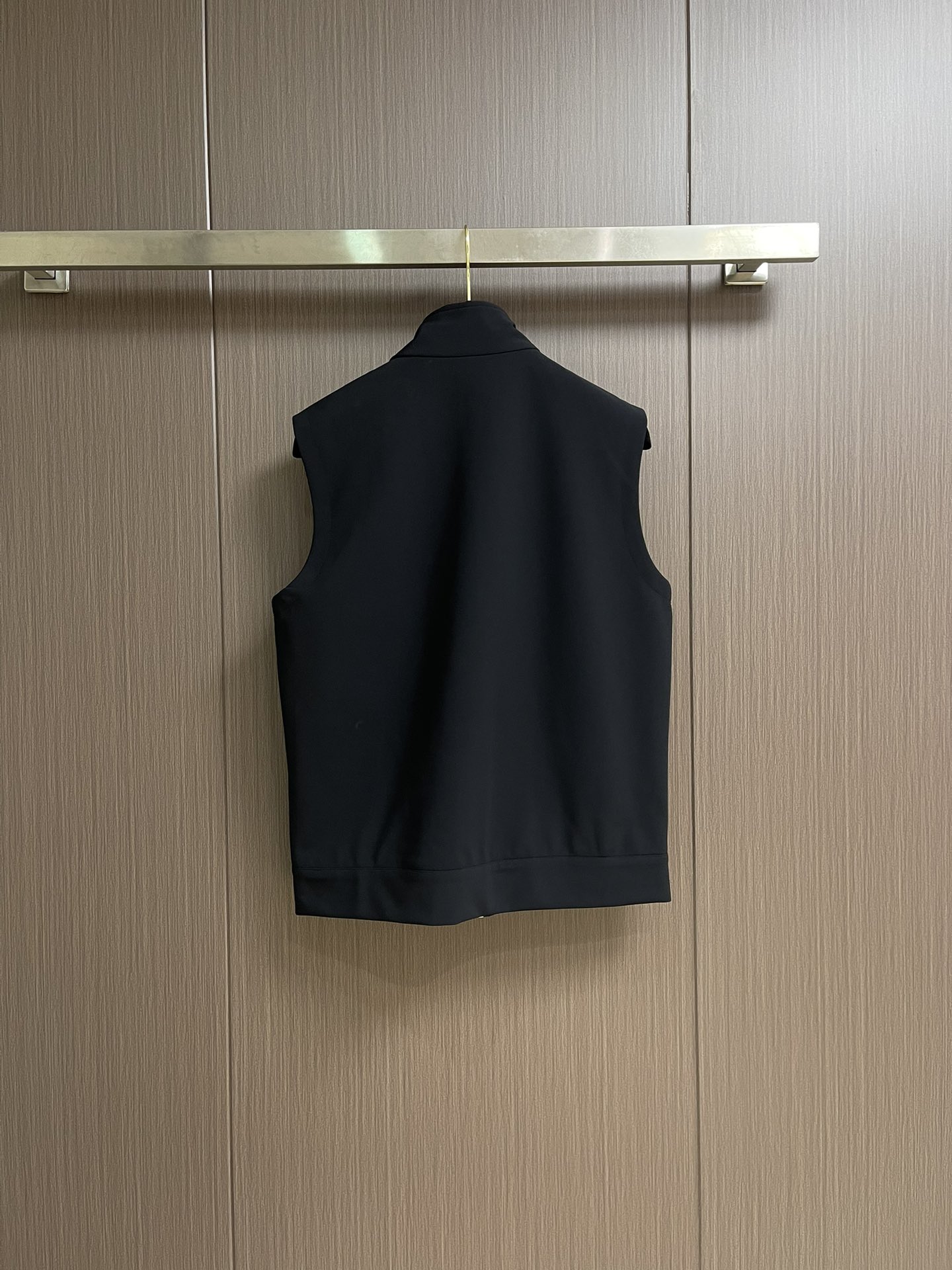 “Prada 2025 Fall/Winter Sleeveless Vests: Classic Logo Embroidery, Comfortable Fit, Imported with Gold Cipher” - 图片 2