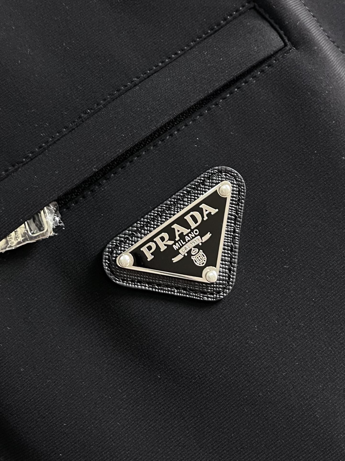 “Prada 2025 Fall/Winter Sleeveless Vests: Classic Logo Embroidery, Comfortable Fit, Imported with Gold Cipher” - 图片 5