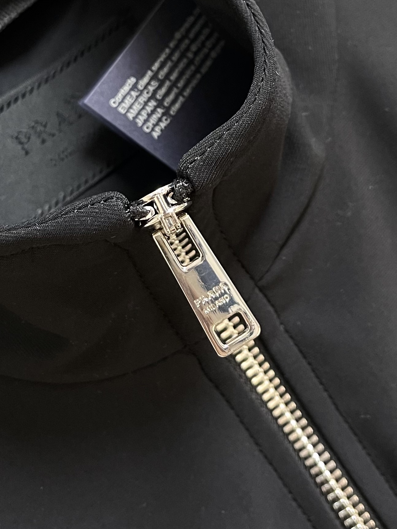 “Prada 2025 Fall/Winter Sleeveless Vests: Classic Logo Embroidery, Comfortable Fit, Imported with Gold Cipher” - 图片 6