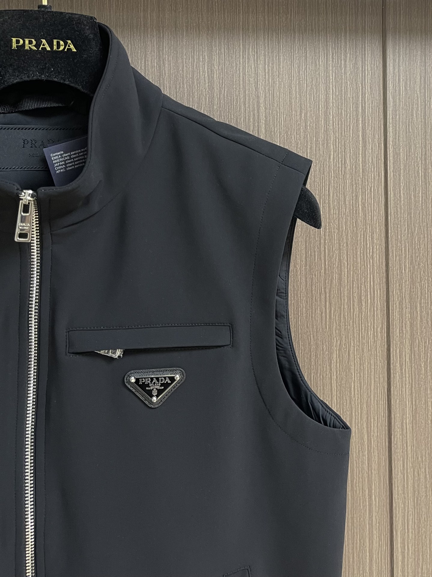 “Prada 2025 Fall/Winter Sleeveless Vests: Classic Logo Embroidery, Comfortable Fit, Imported with Gold Cipher” - 图片 4