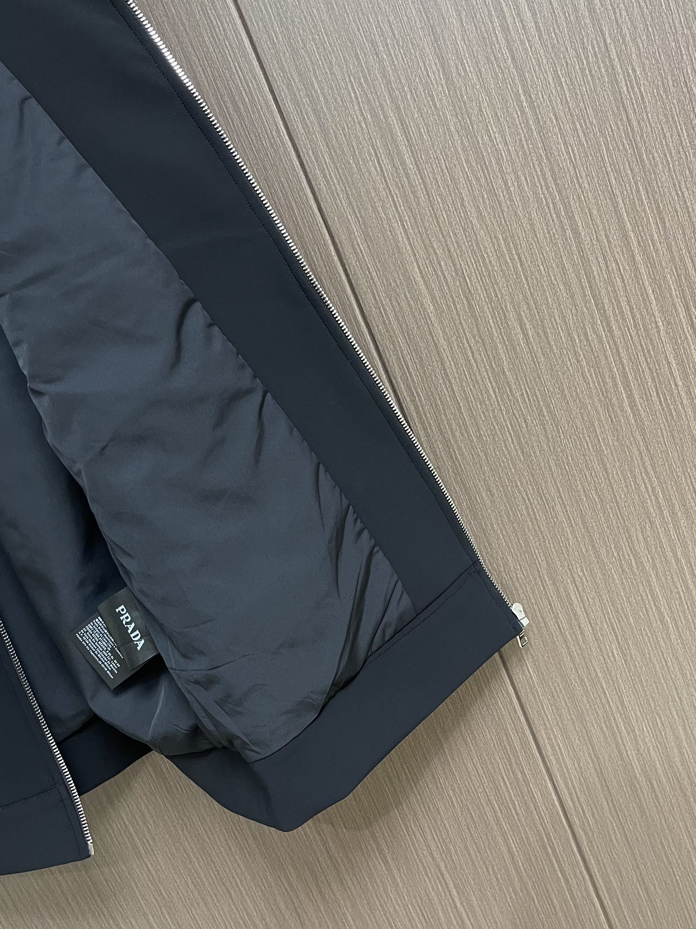 “Prada 2025 Fall/Winter Sleeveless Vests: Classic Logo Embroidery, Comfortable Fit, Imported with Gold Cipher” - 图片 7