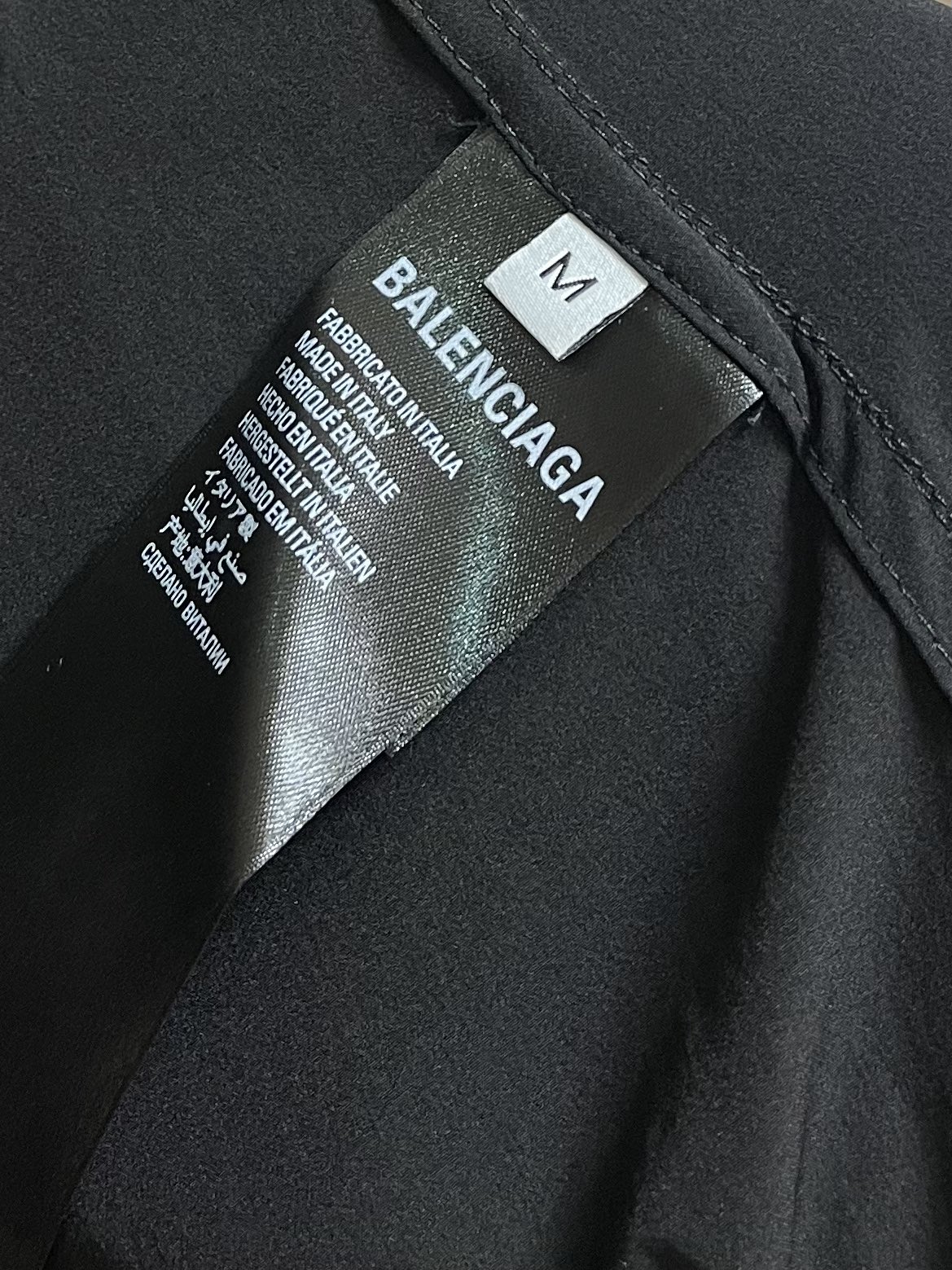 Title: Balenciaga Andromeda Brethren Jacket Review: Waterproof, Flexible, Fashionable, and Functional, Size 46-52 - 图片 9