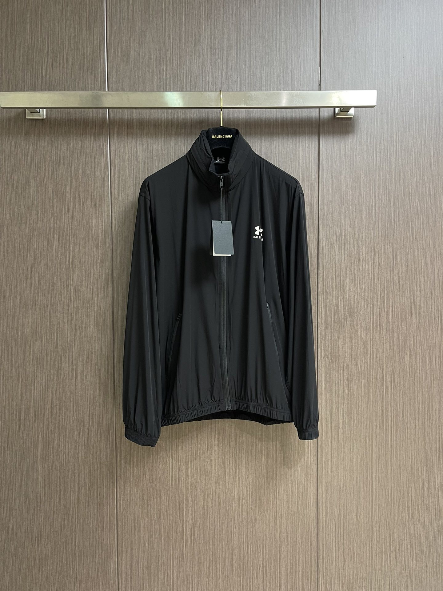Title: Balenciaga Andromeda Brethren Jacket Review: Waterproof, Flexible, Fashionable, and Functional, Size 46-52 - 图片 1