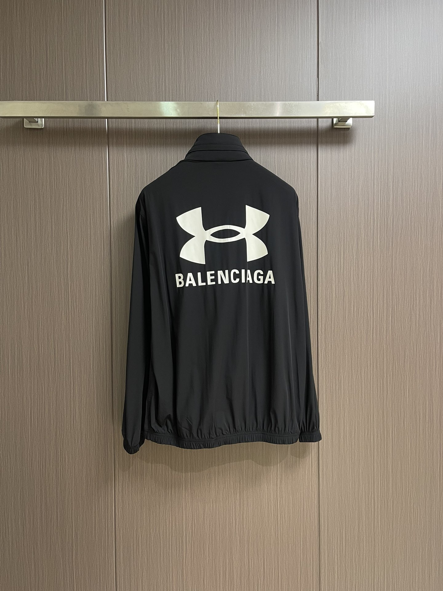 Title: Balenciaga Andromeda Brethren Jacket Review: Waterproof, Flexible, Fashionable, and Functional, Size 46-52 - 图片 2